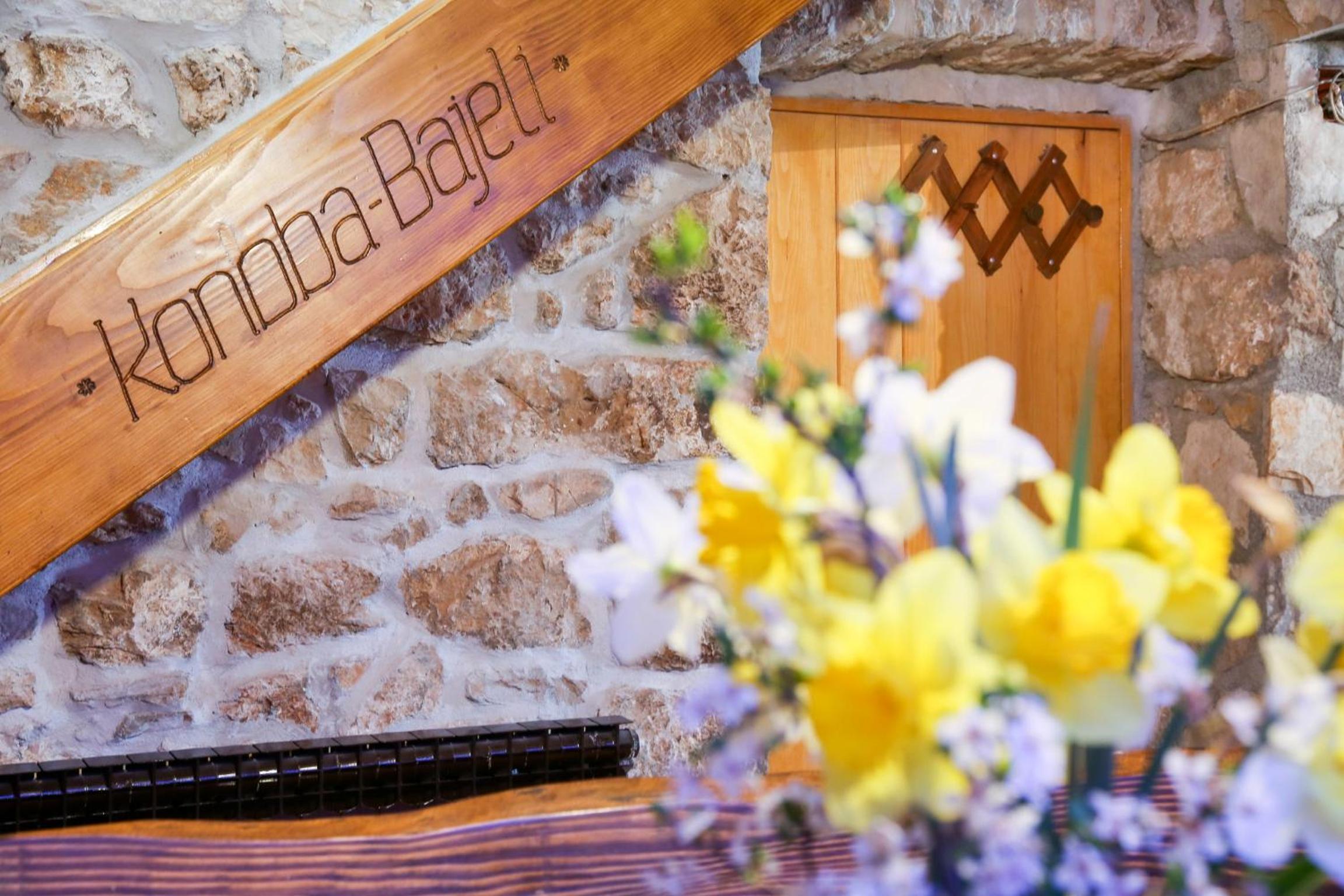 Rustic Stone House Bajeli with Jacuzzi en Zagvozd — dining