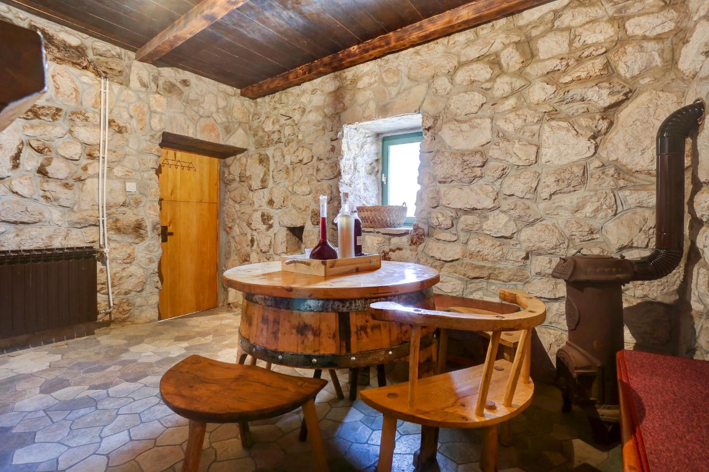 Rustic Stone House Bajeli with Jacuzzi en Zagvozd — dining
