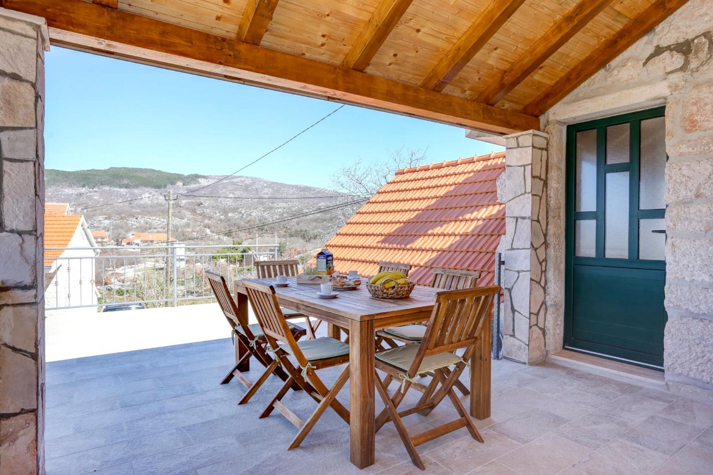 Rustic Stone House Bajeli with Jacuzzi en Zagvozd — balance & terrace
