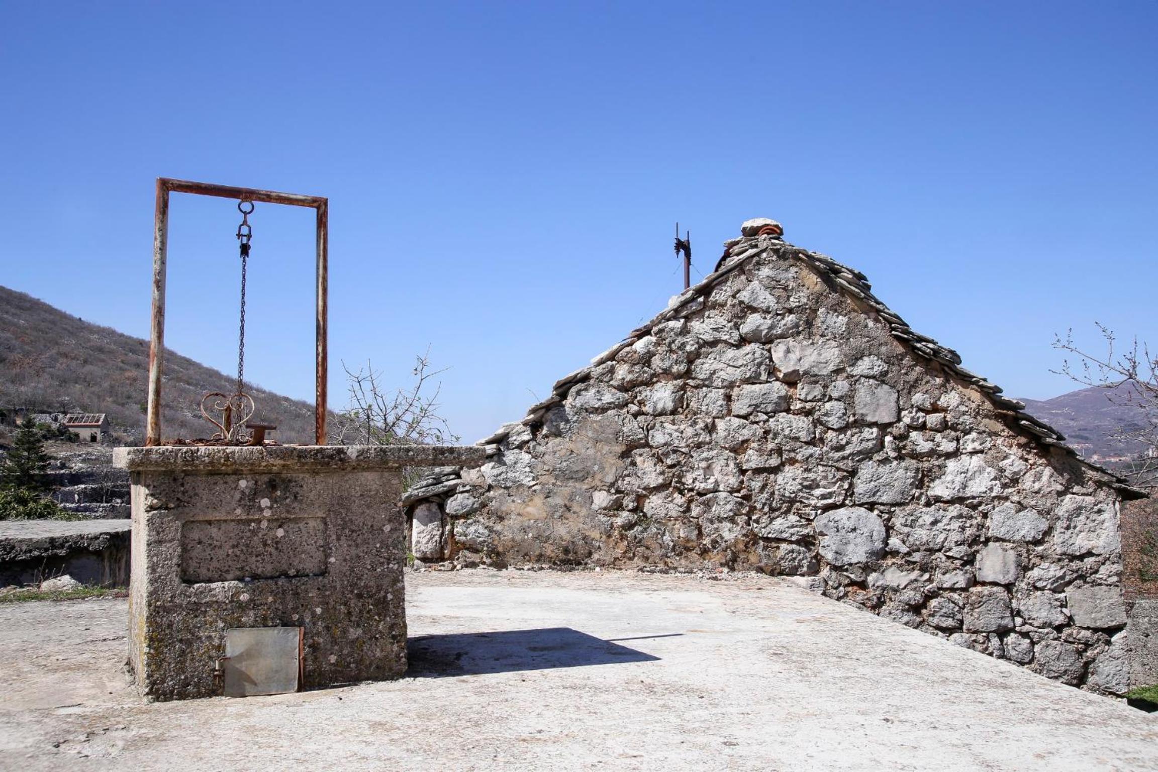 Rustic Stone House Bajeli with Jacuzzi