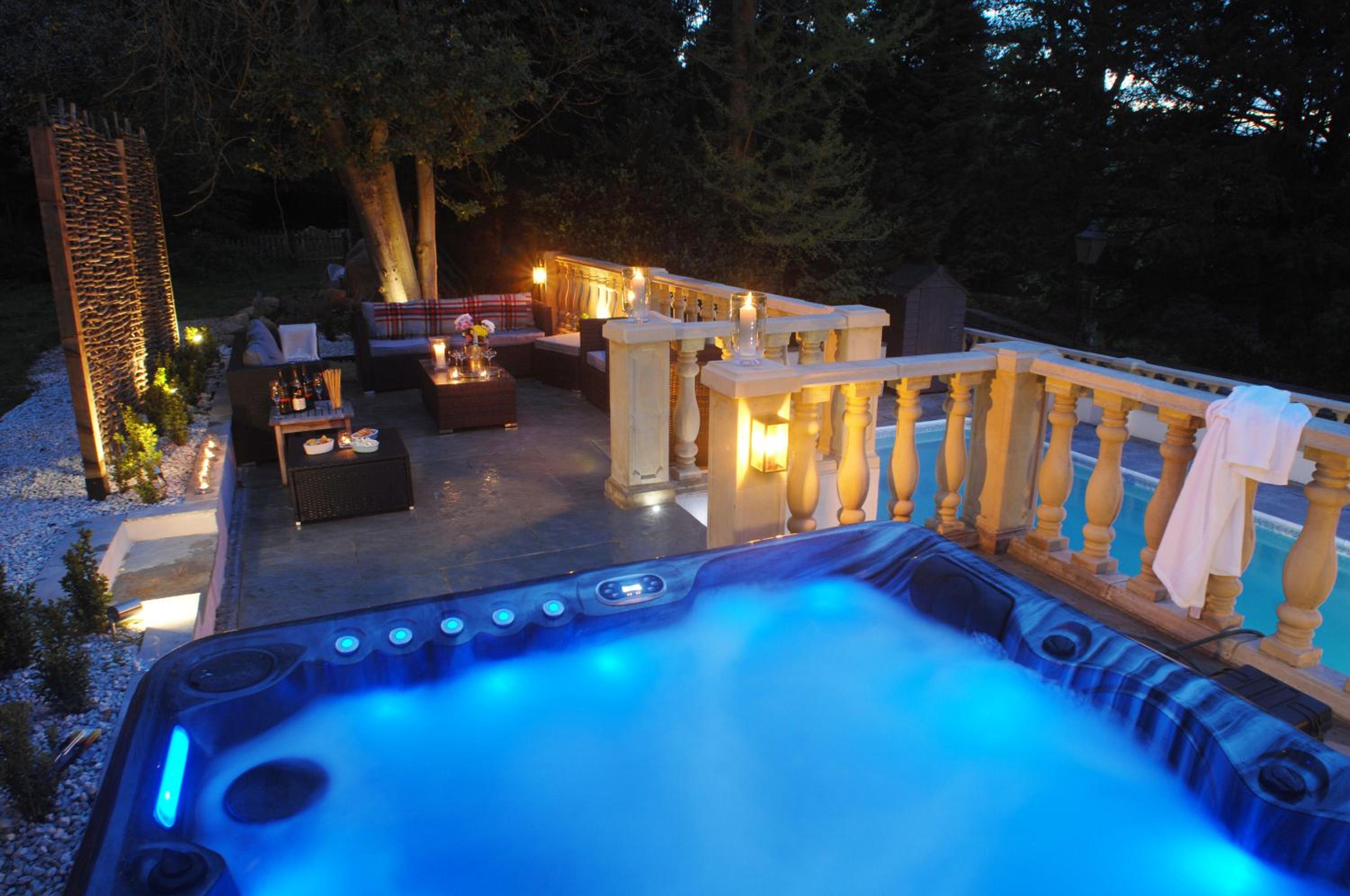 The New School Rooms - Beautiful, Georgian Apartment with Private Heated Pool and Hot Tub Sleeps 12 with Wifi and Parking near Bath