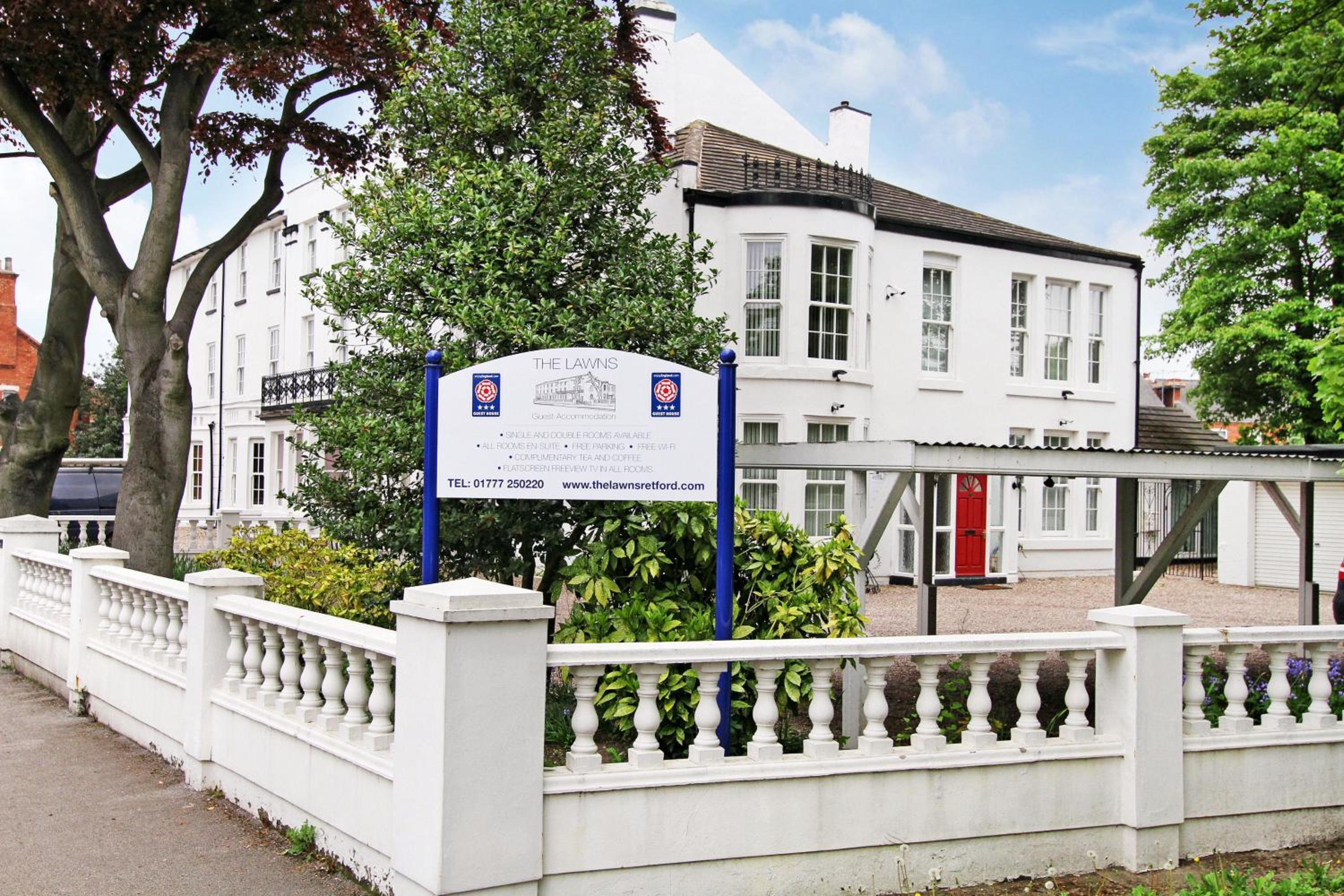 Hotel The Lawns Guest House - Image 1