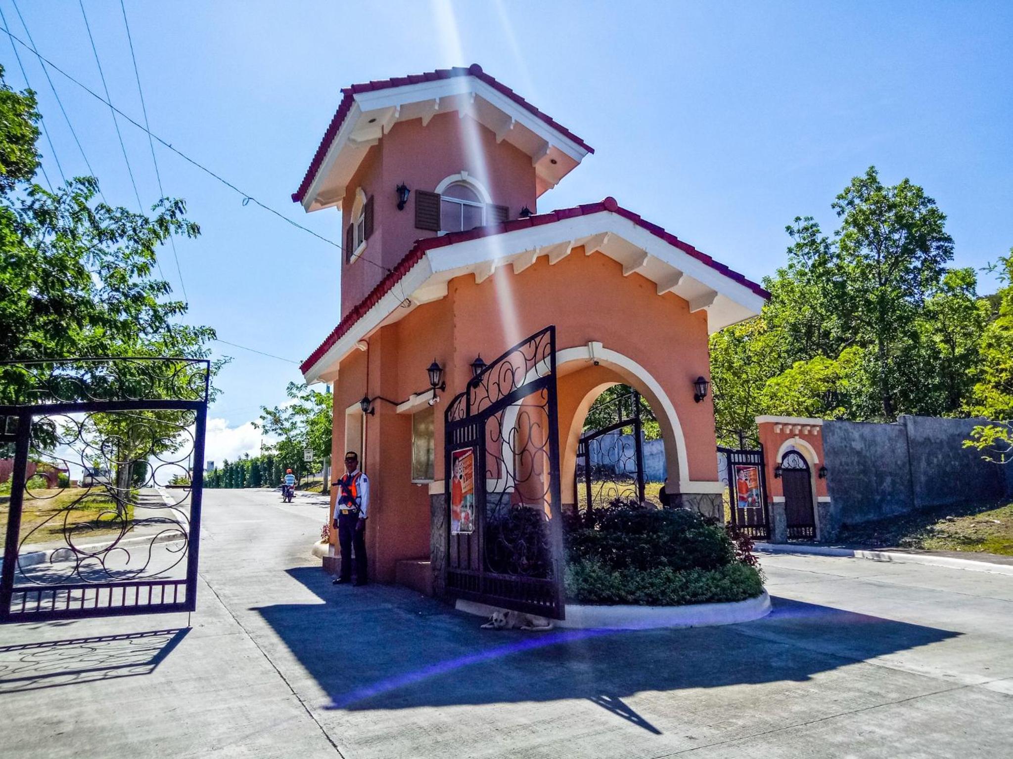 Hillview Apt w/ Pool Access - Free Wifi view 4