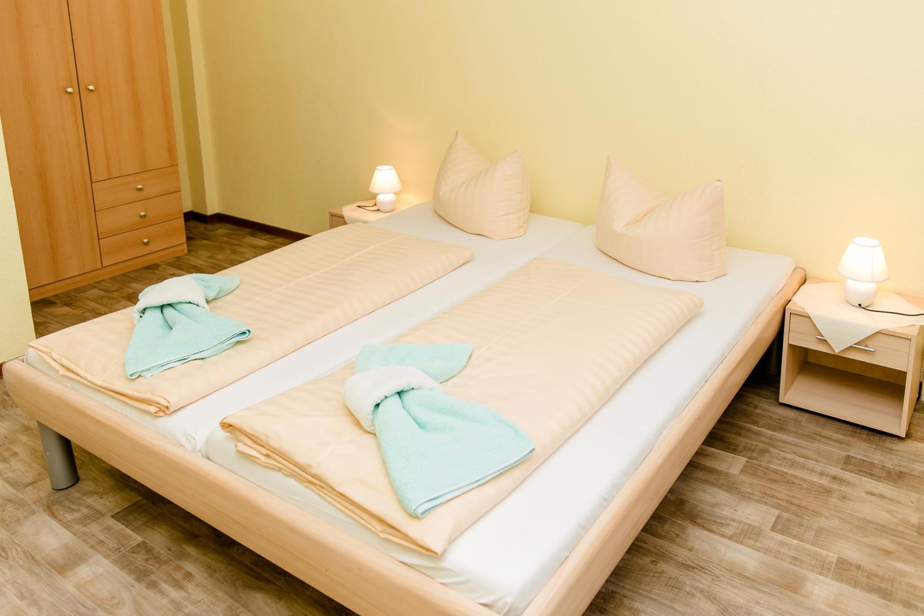 Hotel und Campingstell und Zeltplatz an der Talsperre im Harz
