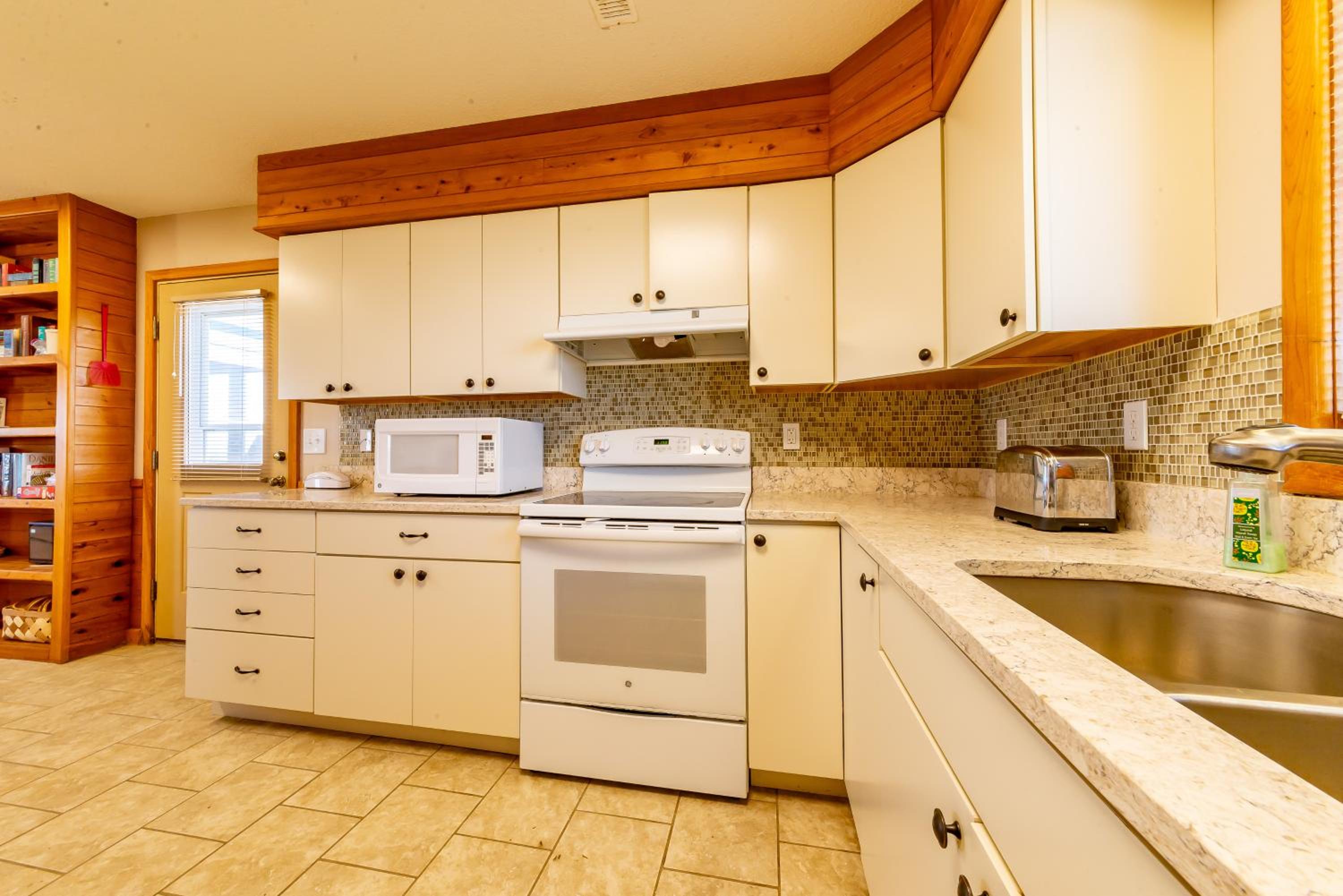 Jessea - Corolla, Ocean Sands, Oceanfront, Ocean Views, Private Walkway to Beach, Pool, Hot Tub