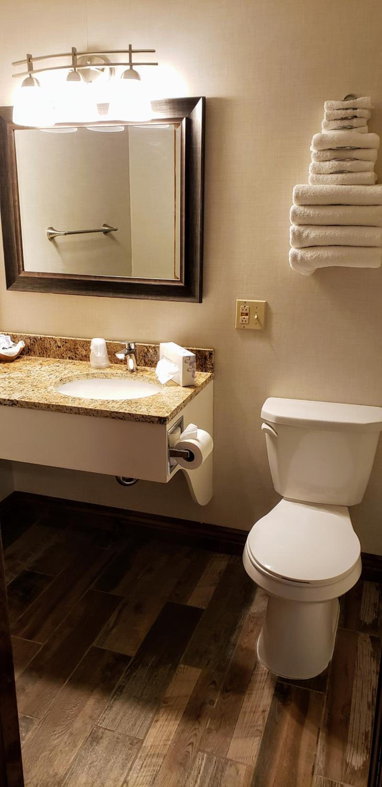 Stagecoach Inn & Suites