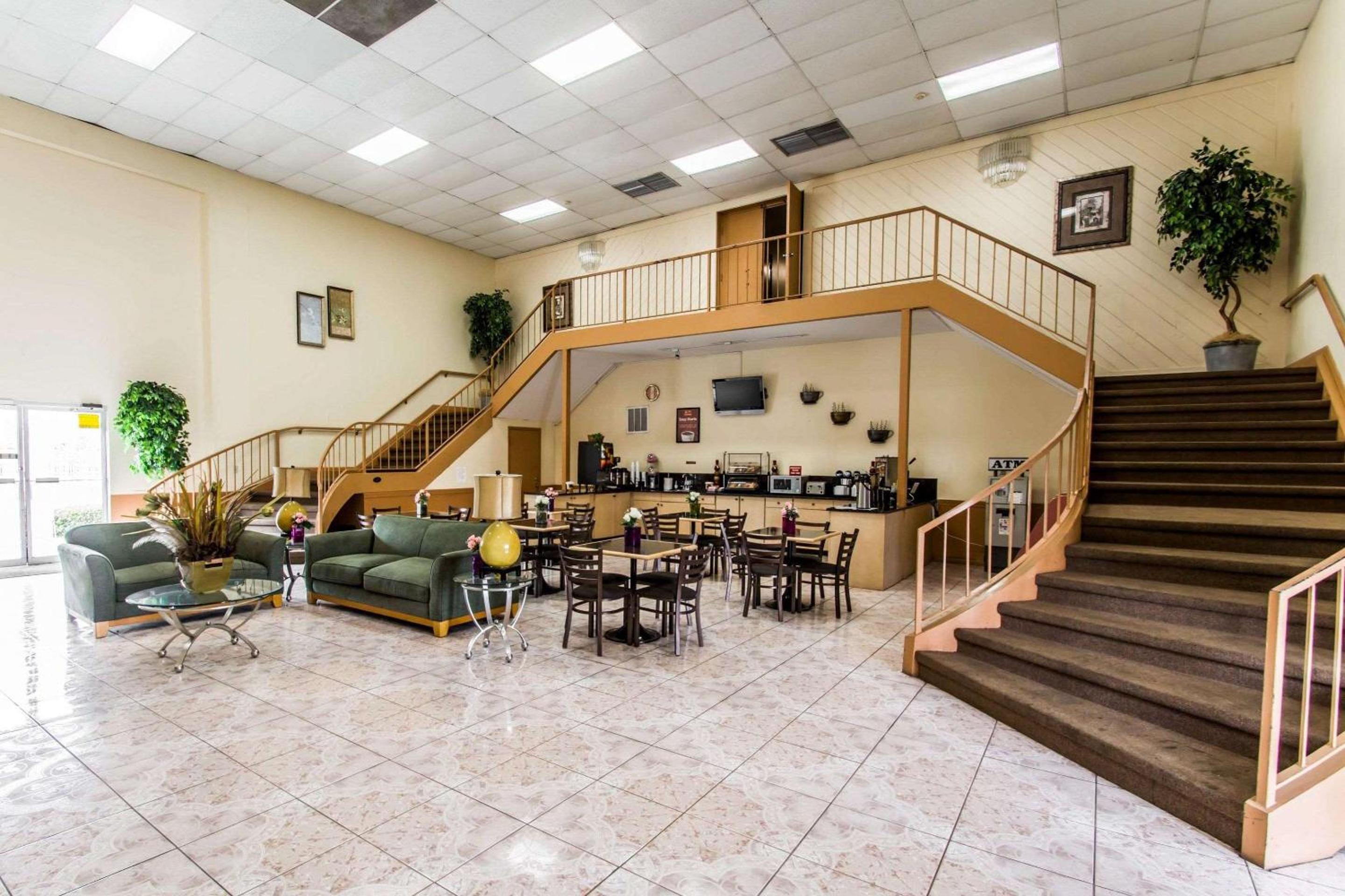Econo Lodge-1