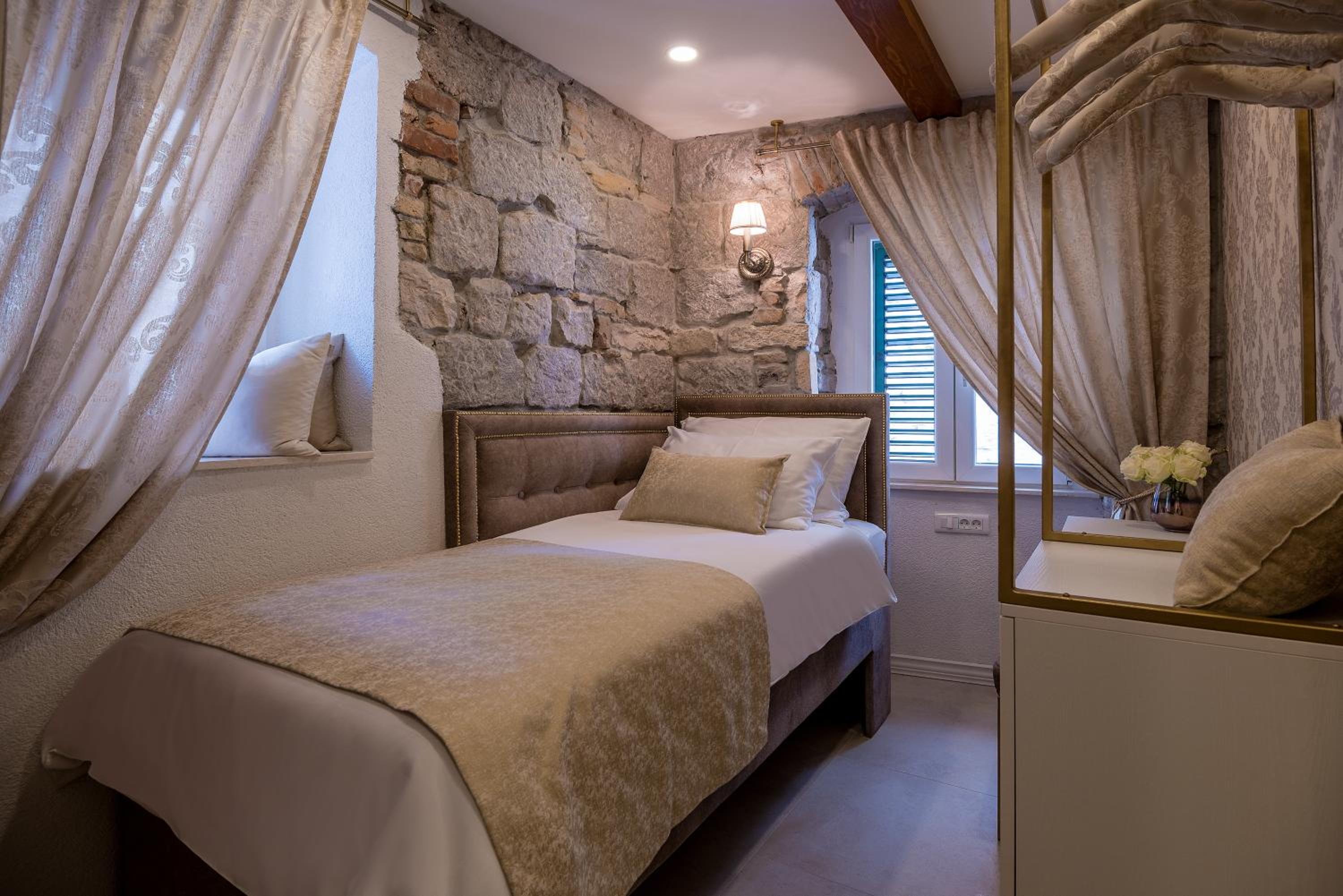 Jupiter Lux Rooms