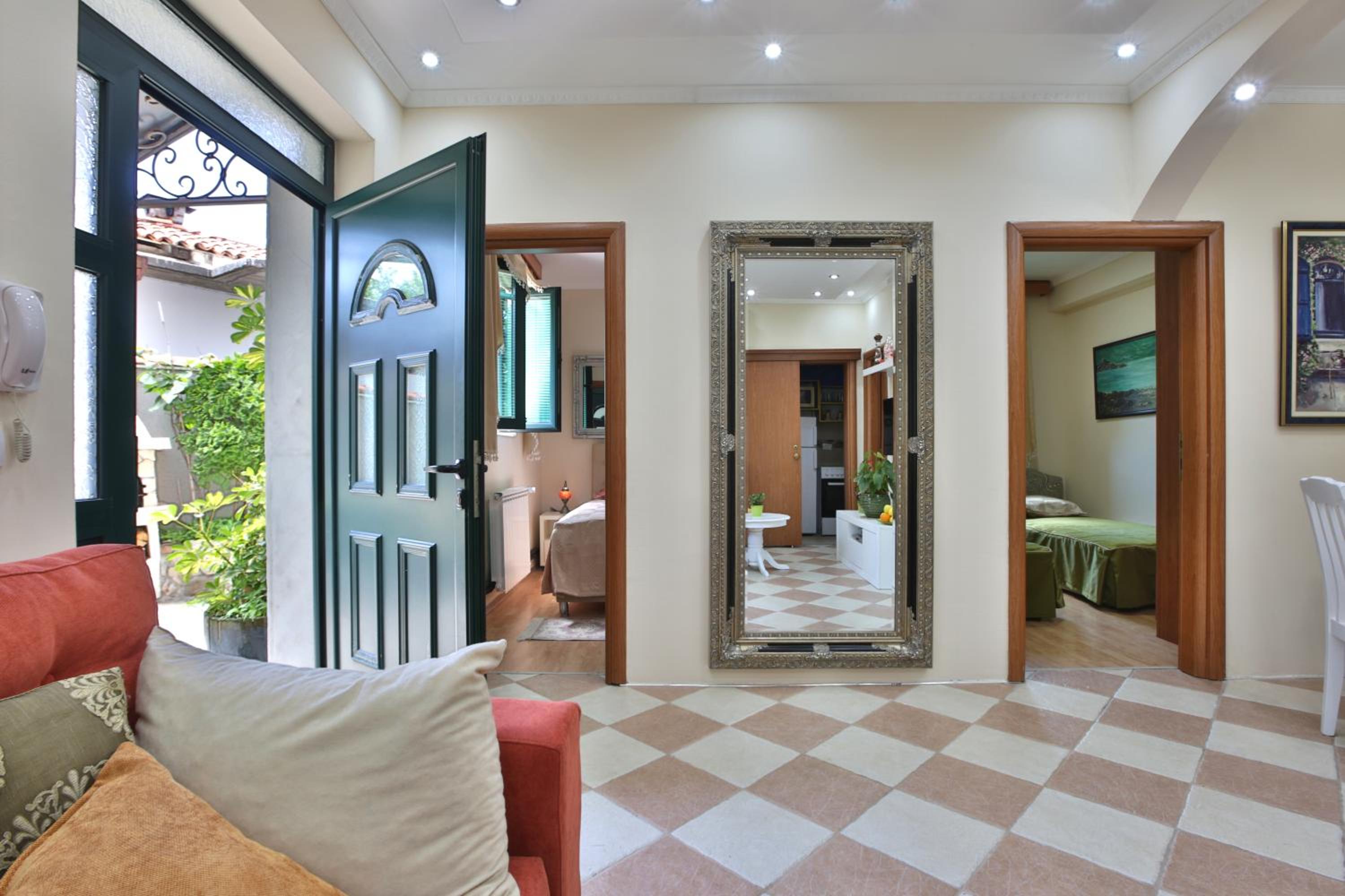 Apartments Holiday Lux view 3
