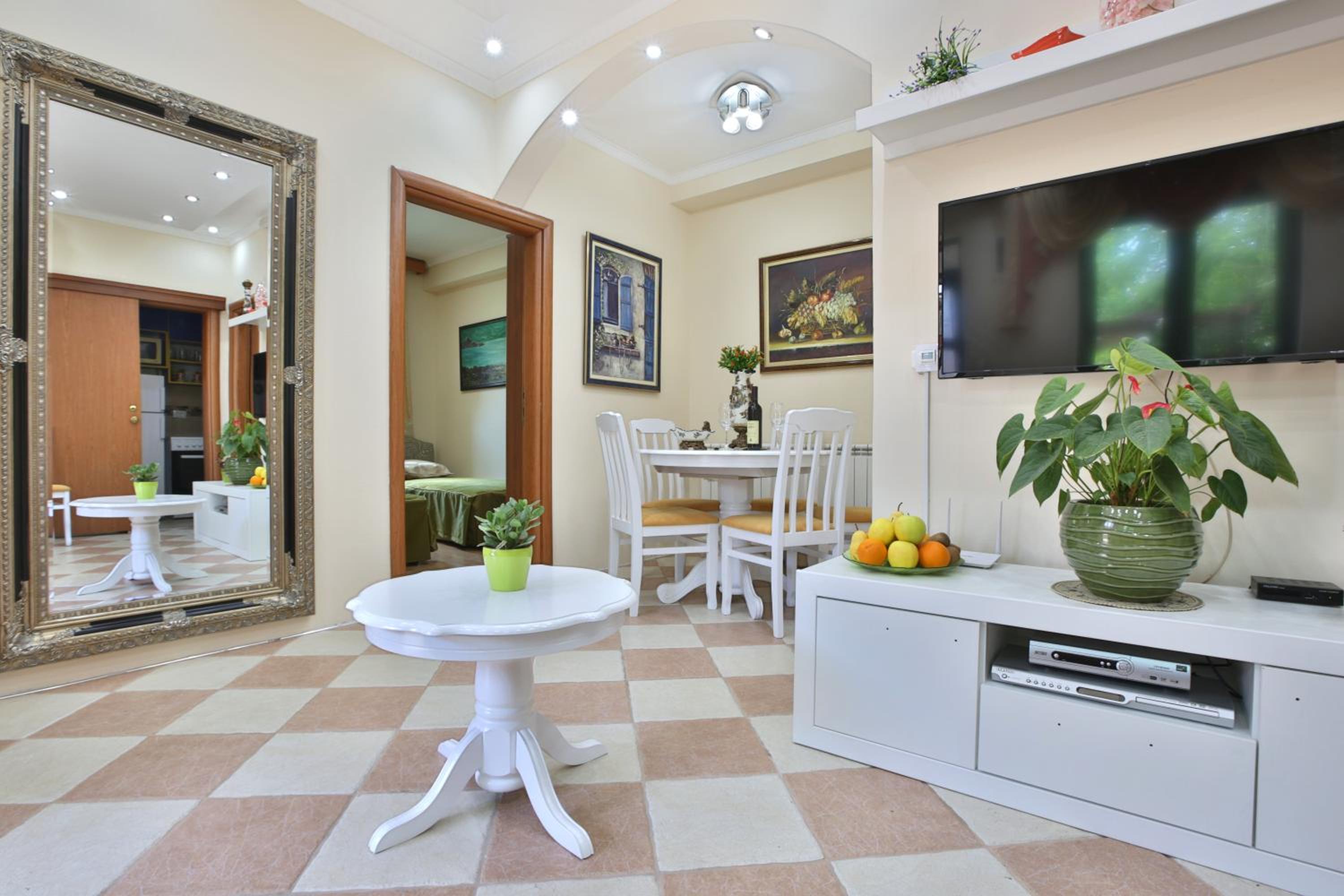 Apartments Holiday Lux view 4