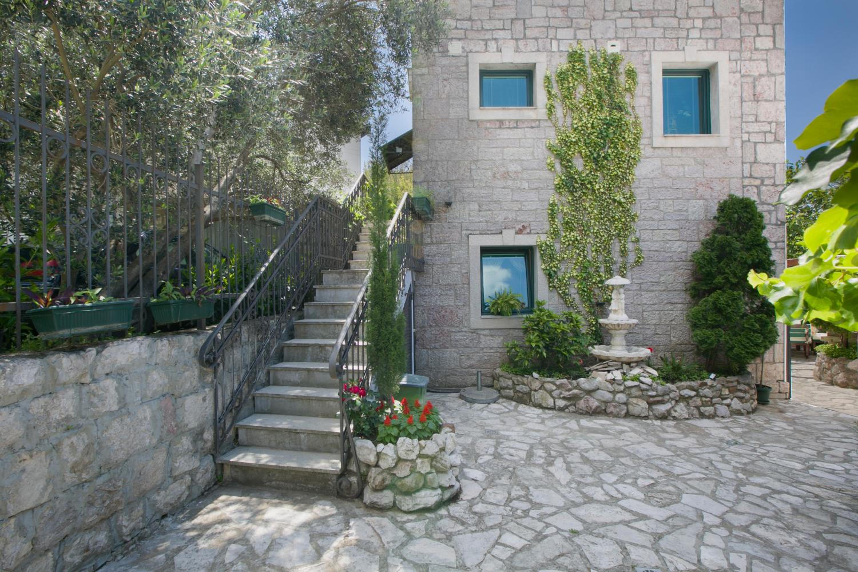 Photo 47