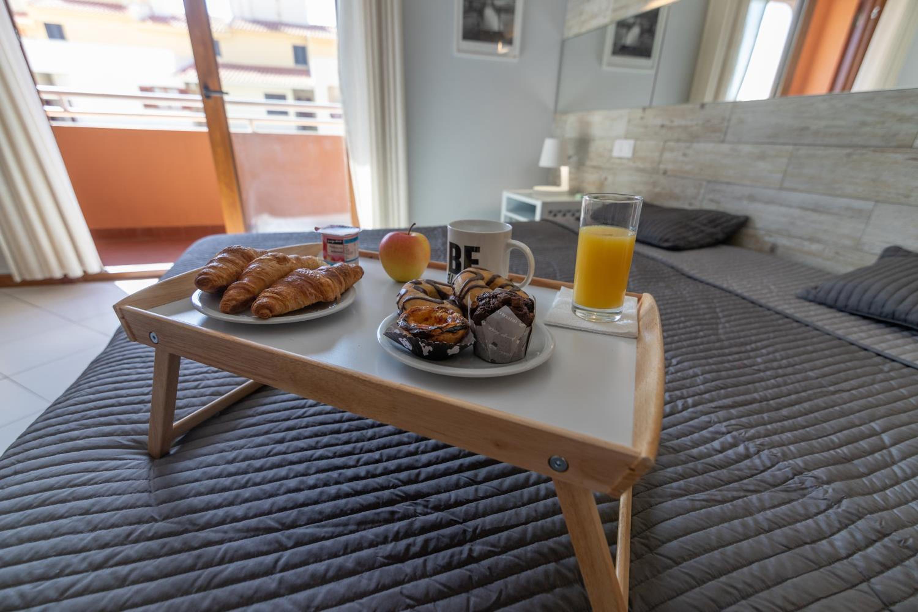 MAIN AVENUE ALBUFEIRA, walk to beach, Old Town, shooping, top location view 4