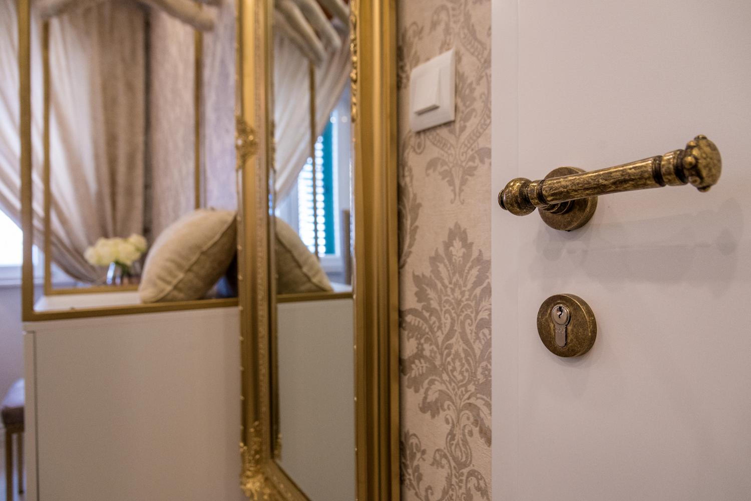 Jupiter Lux Rooms