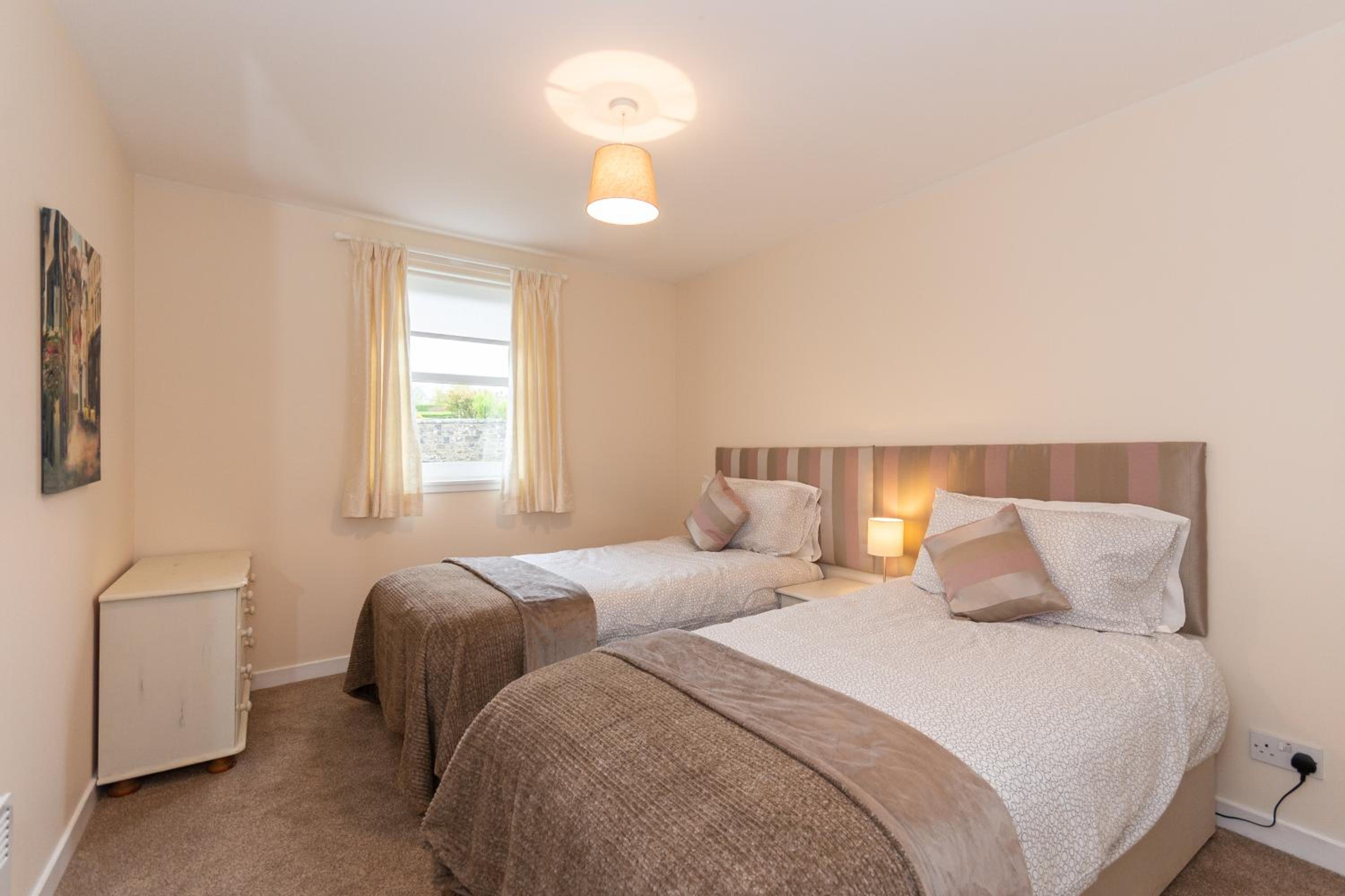 Central St Andrews 2 Bed Apartment - Free Parking view 5