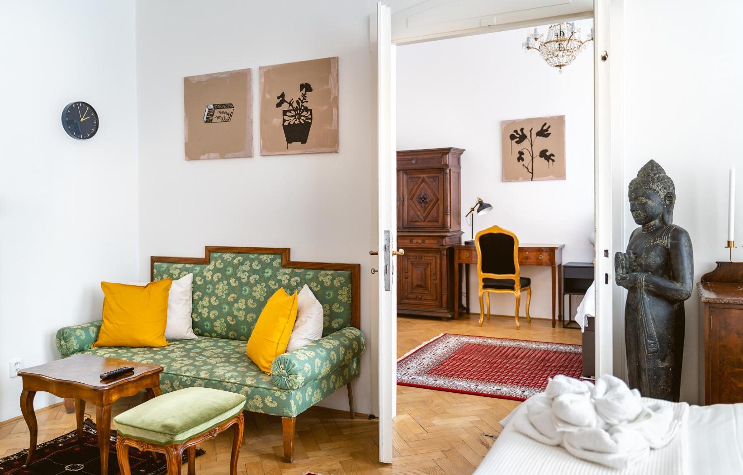 Kafka Apartment 4BR+2bath Old Town