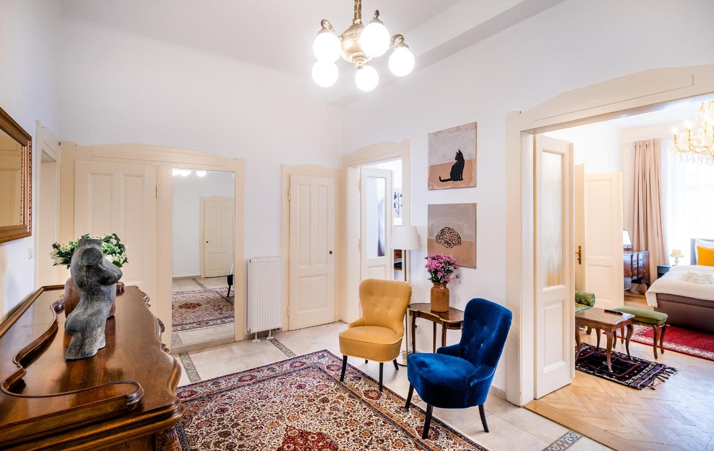 Kafka Apartment 4BR+2bath Old Town