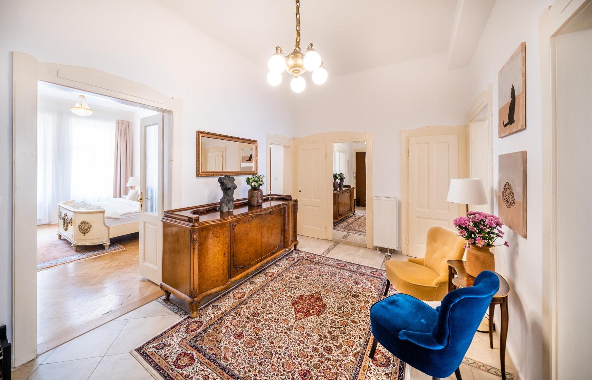 Kafka Apartment 4BR+2bath Old Town
