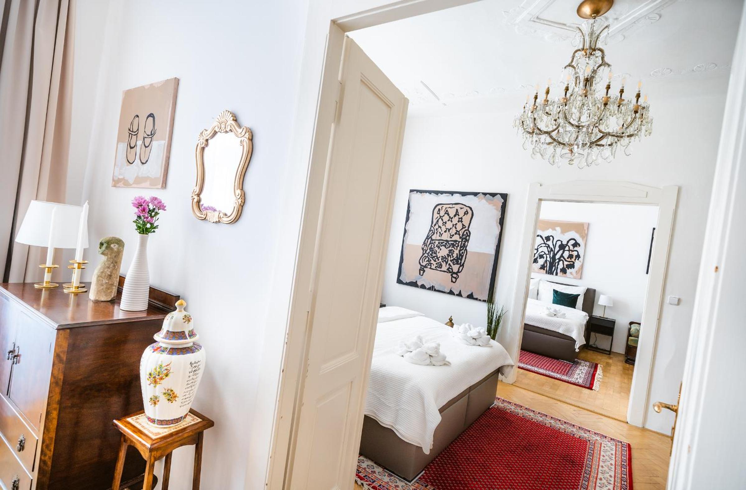 Kafka Apartment 4BR+2bath Old Town