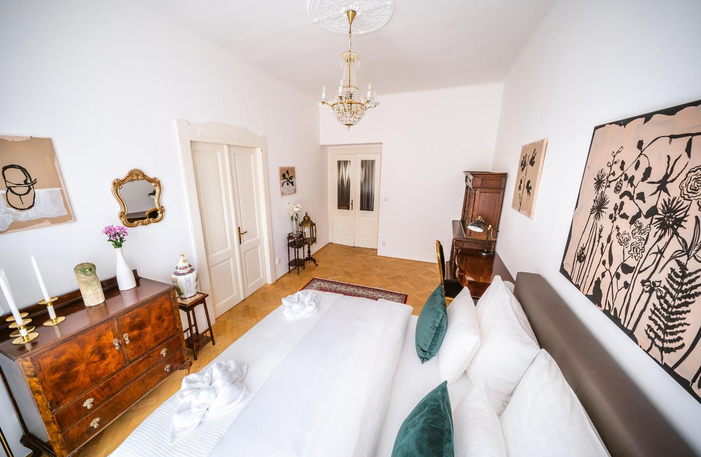 Kafka Apartment 4BR+2bath Old Town