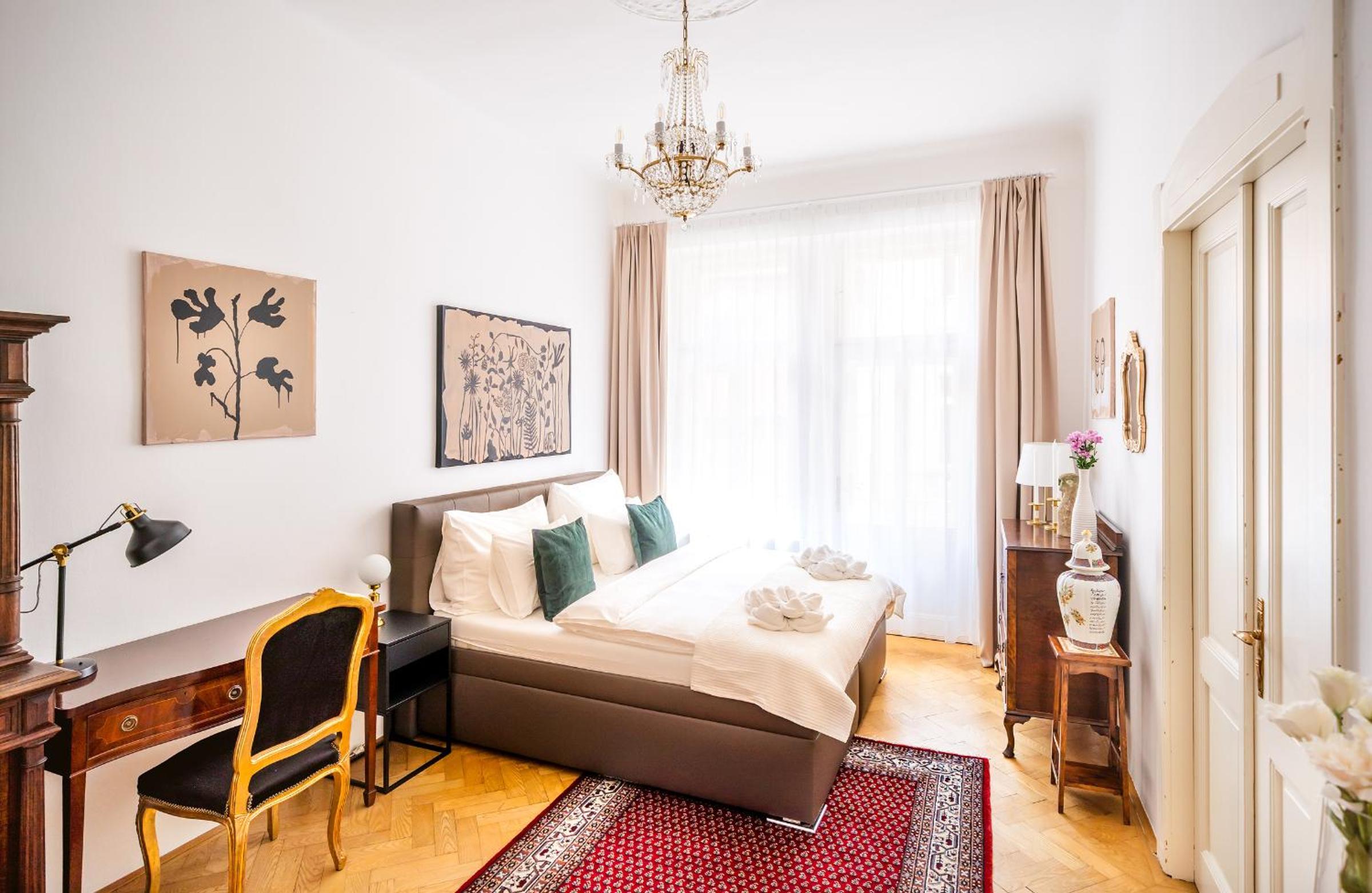 Kafka Apartment 4BR+2bath Old Town