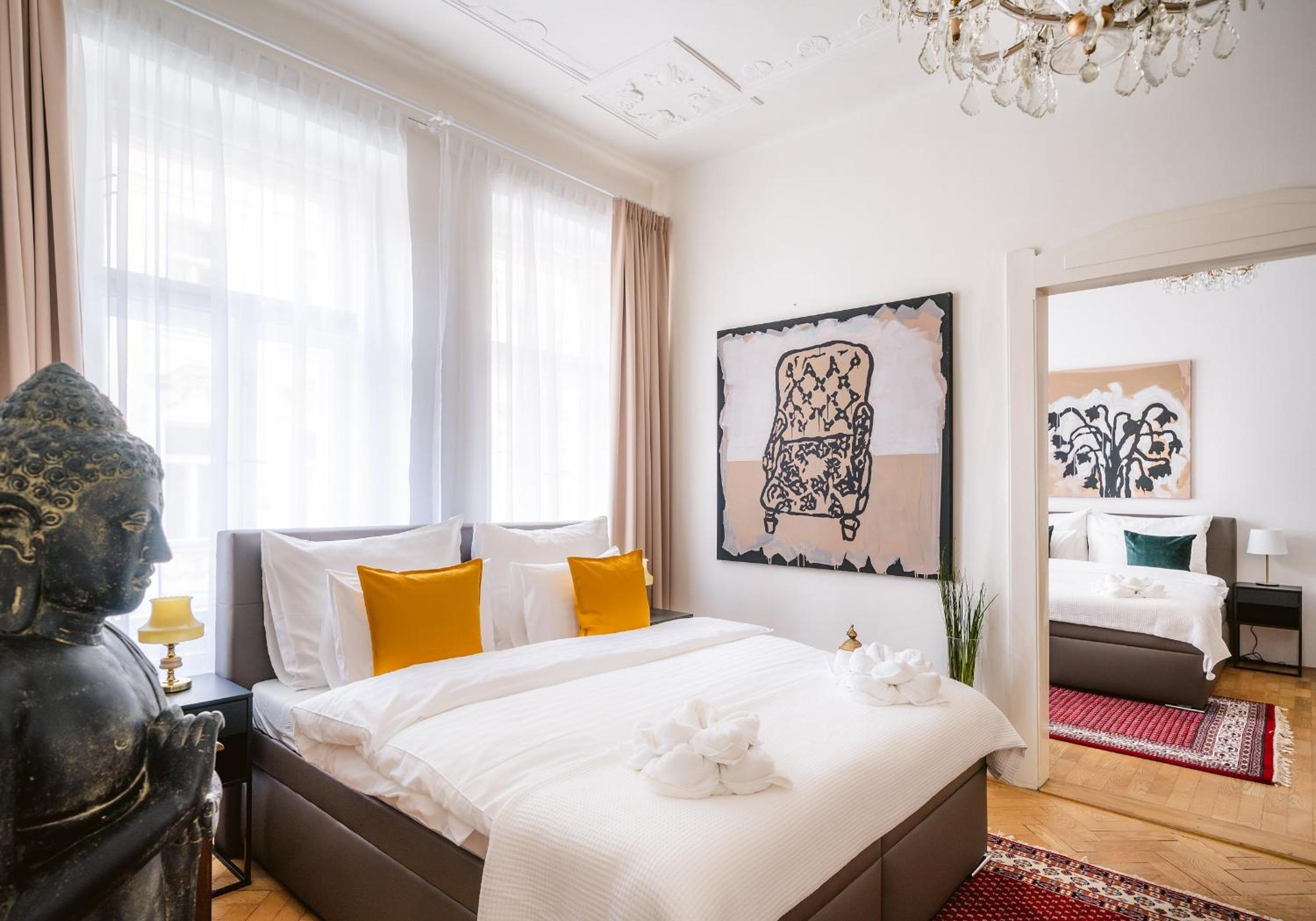 Kafka Apartment 4BR+2bath Old Town