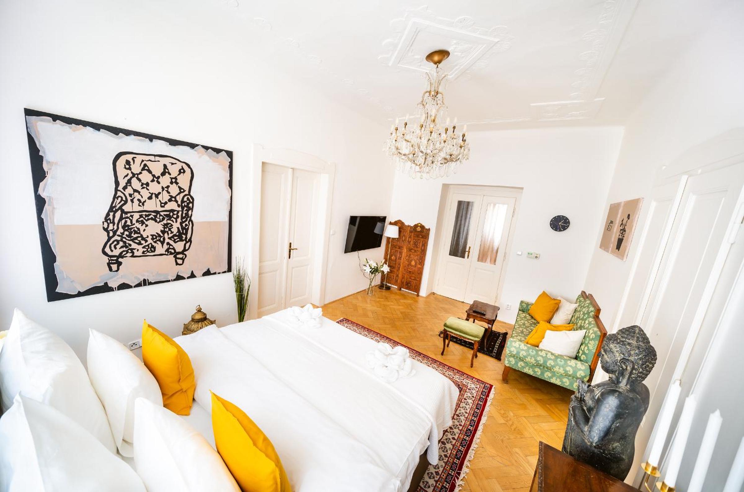 Kafka Apartment 4BR+2bath Old Town