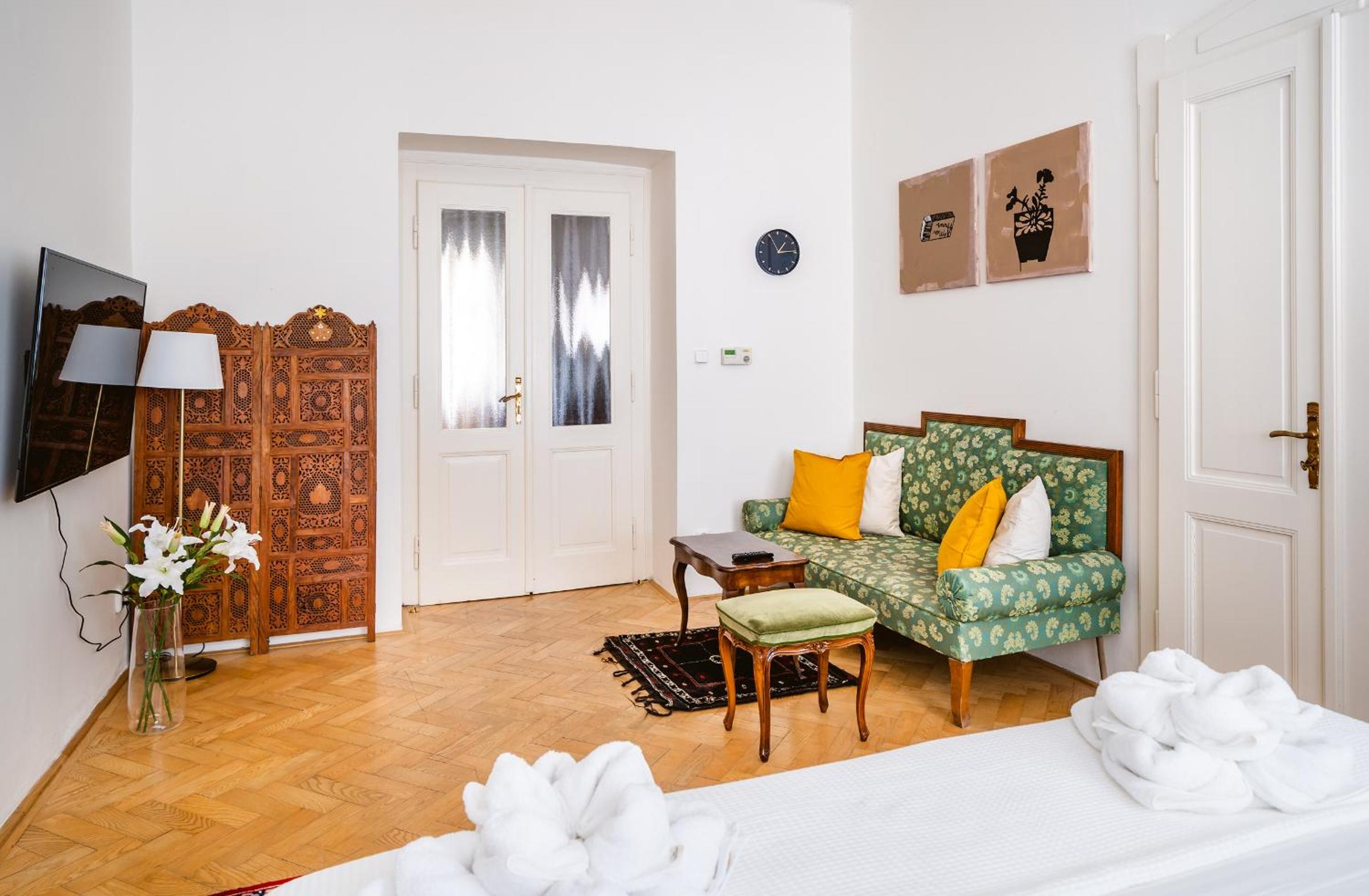 Kafka Apartment 4BR+2bath Old Town