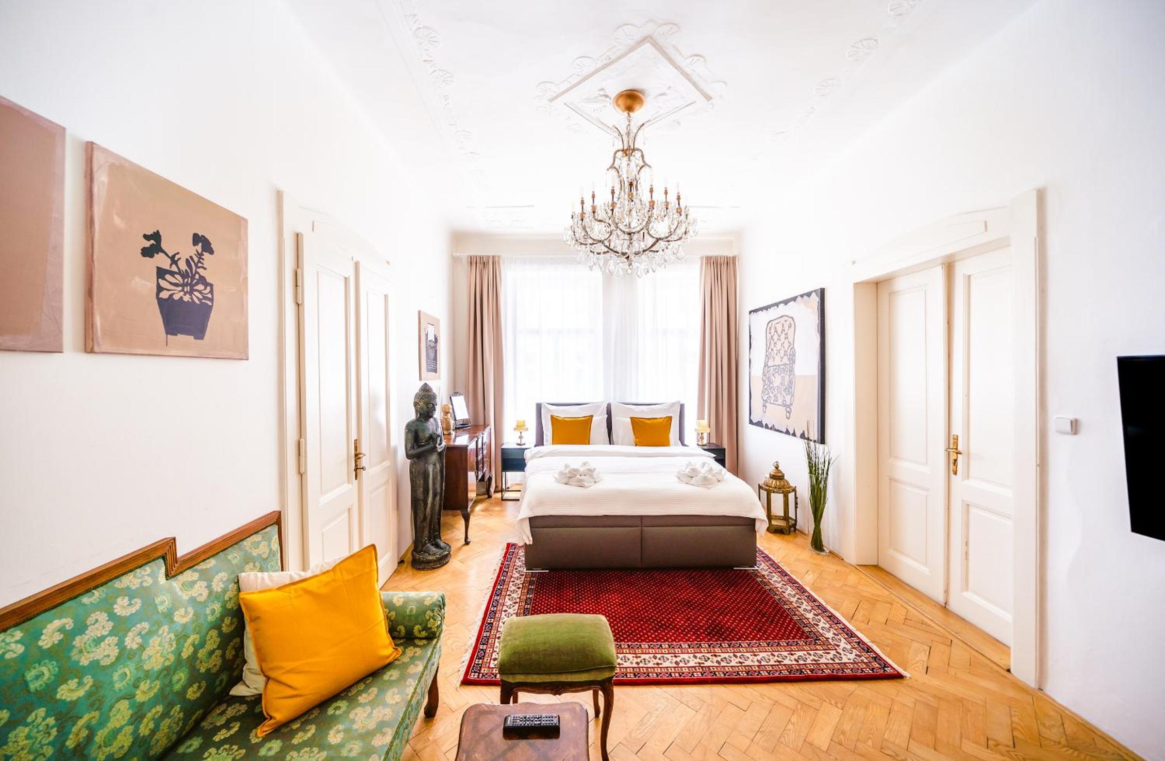 Kafka Apartment 4BR+2bath Old Town