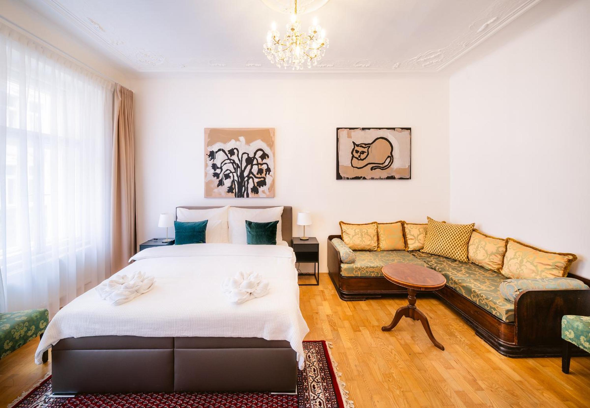 Kafka Apartment 4BR+2bath Old Town