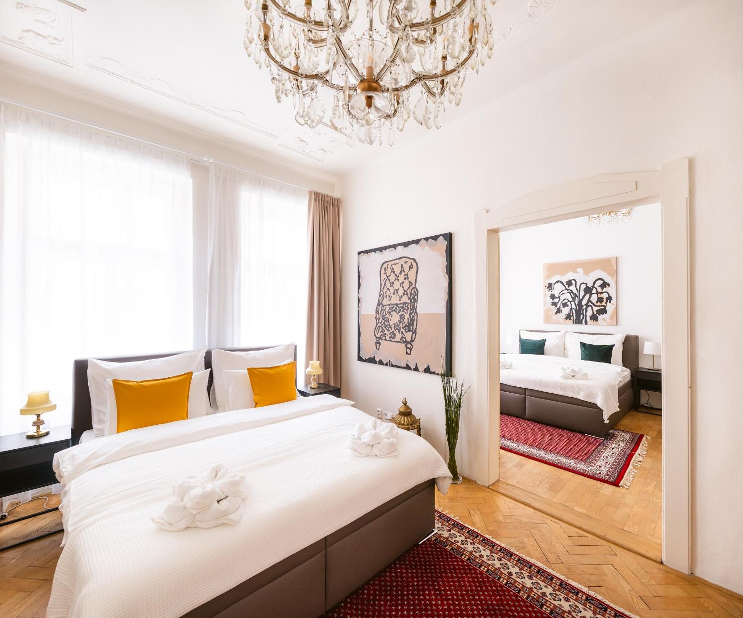 Kafka Apartment 4BR+2bath Old Town
