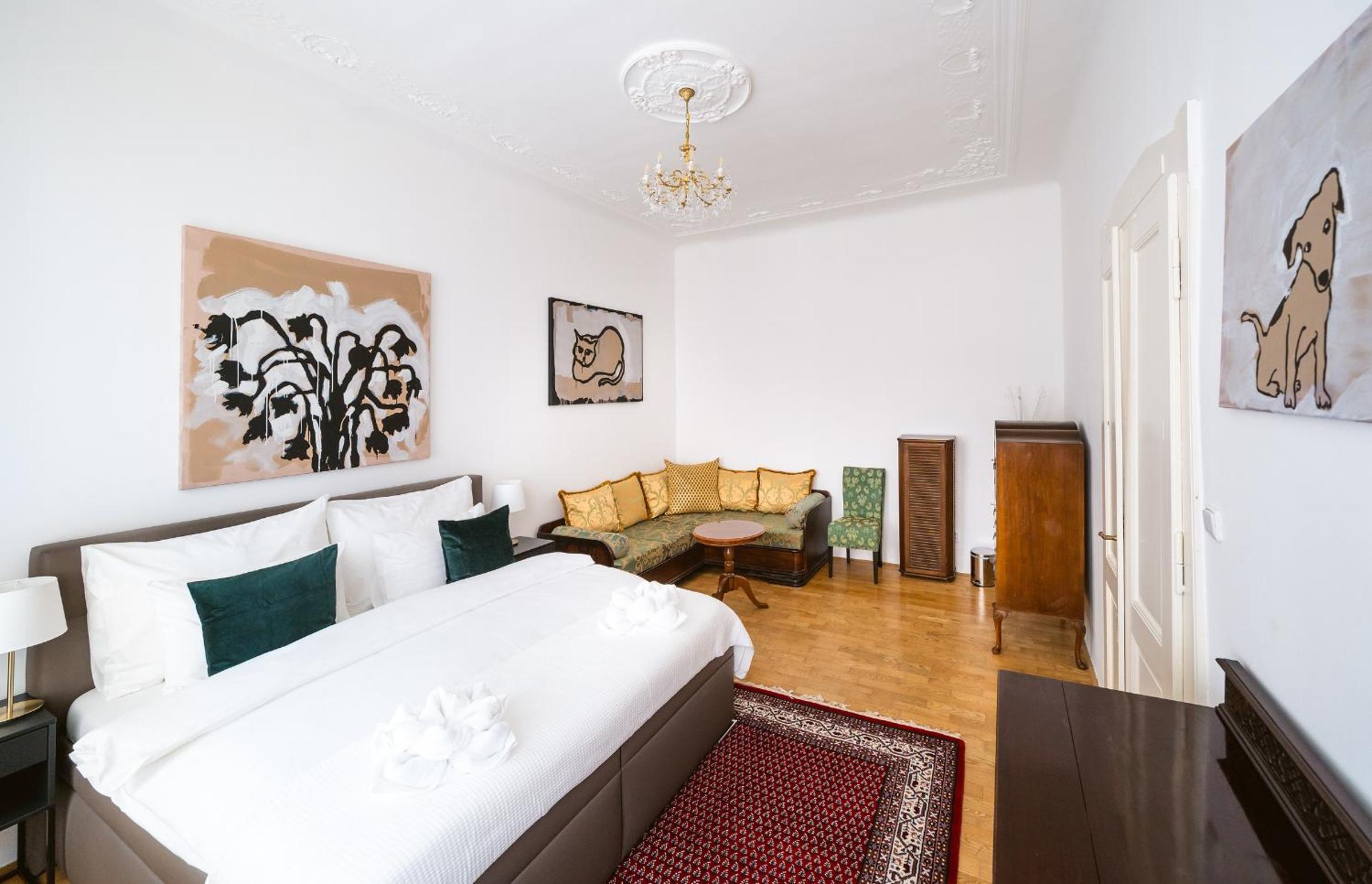 Kafka Apartment 4BR+2bath Old Town