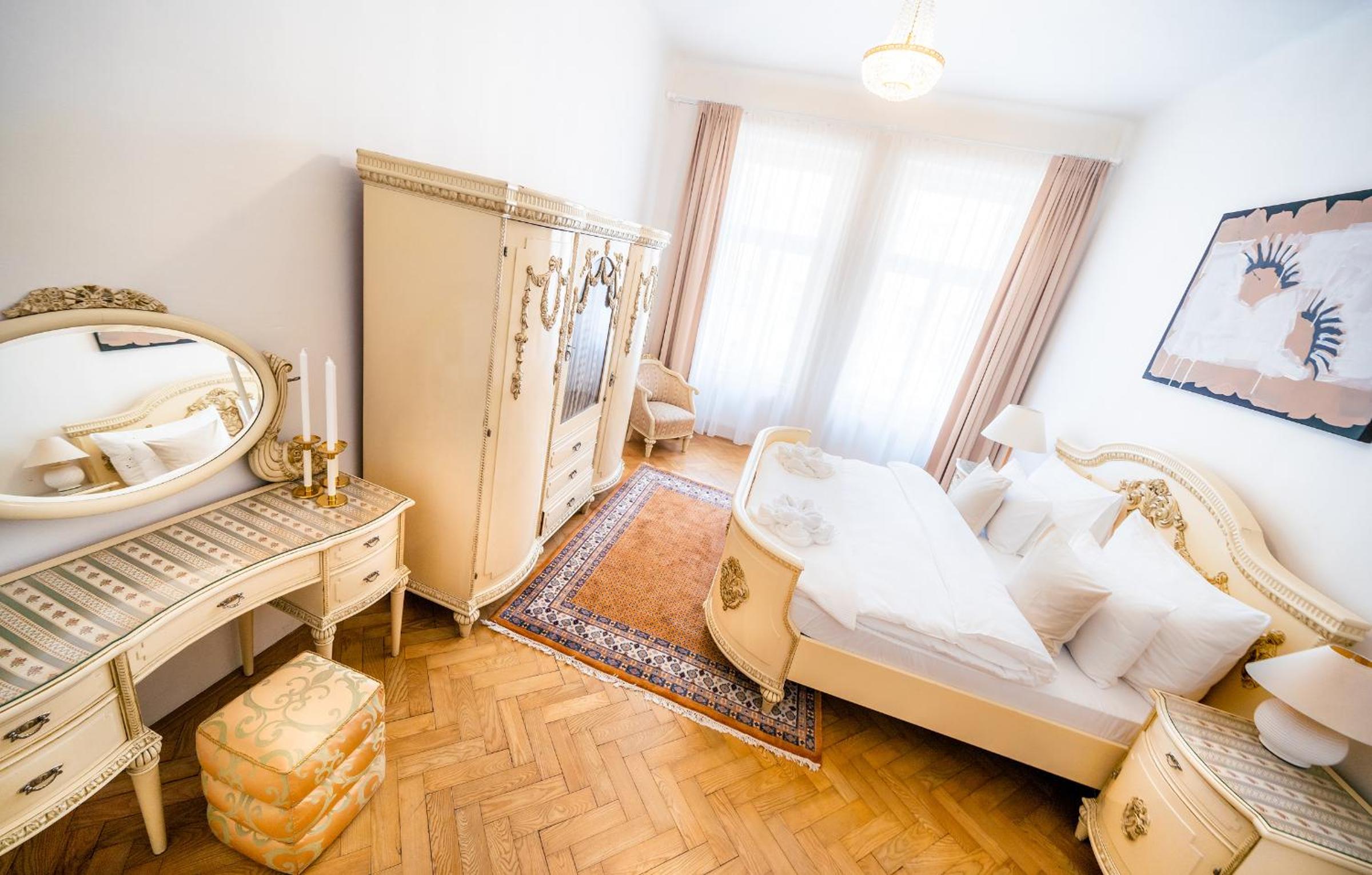Kafka Apartment 4BR+2bath Old Town