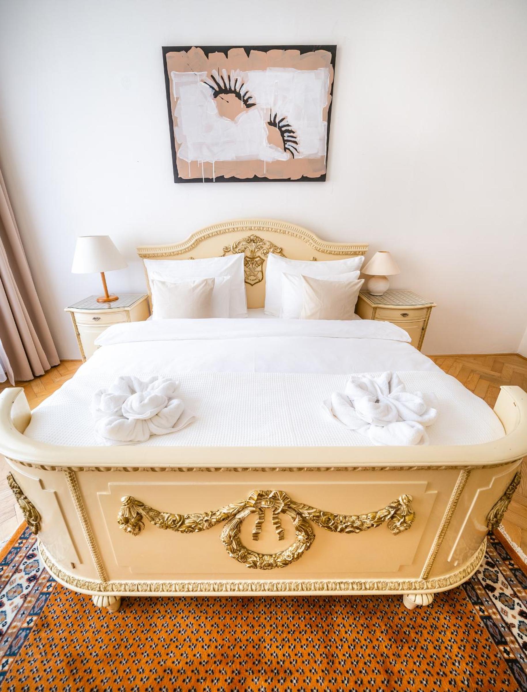 Kafka Apartment 4BR+2bath Old Town