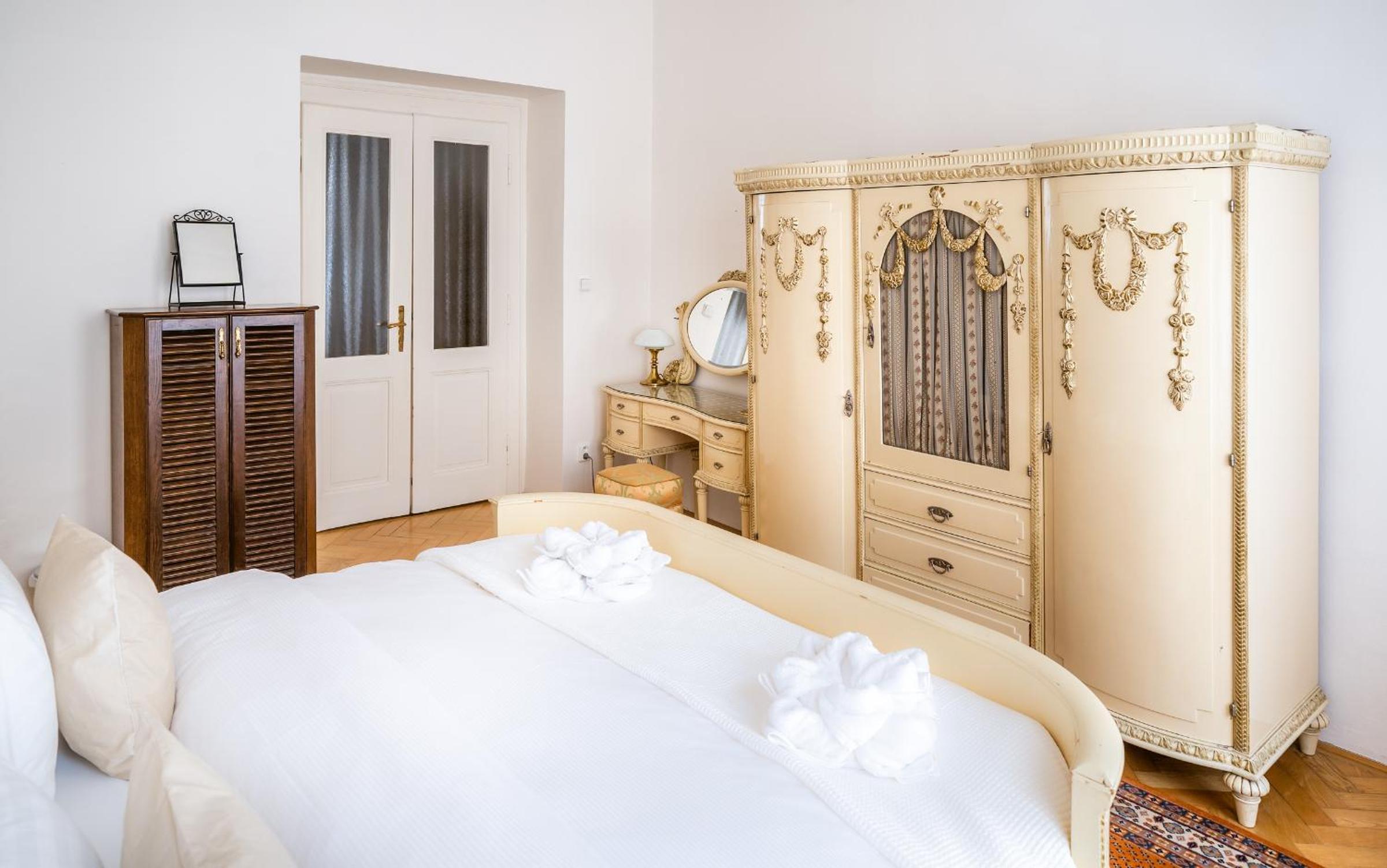 Kafka Apartment 4BR+2bath Old Town