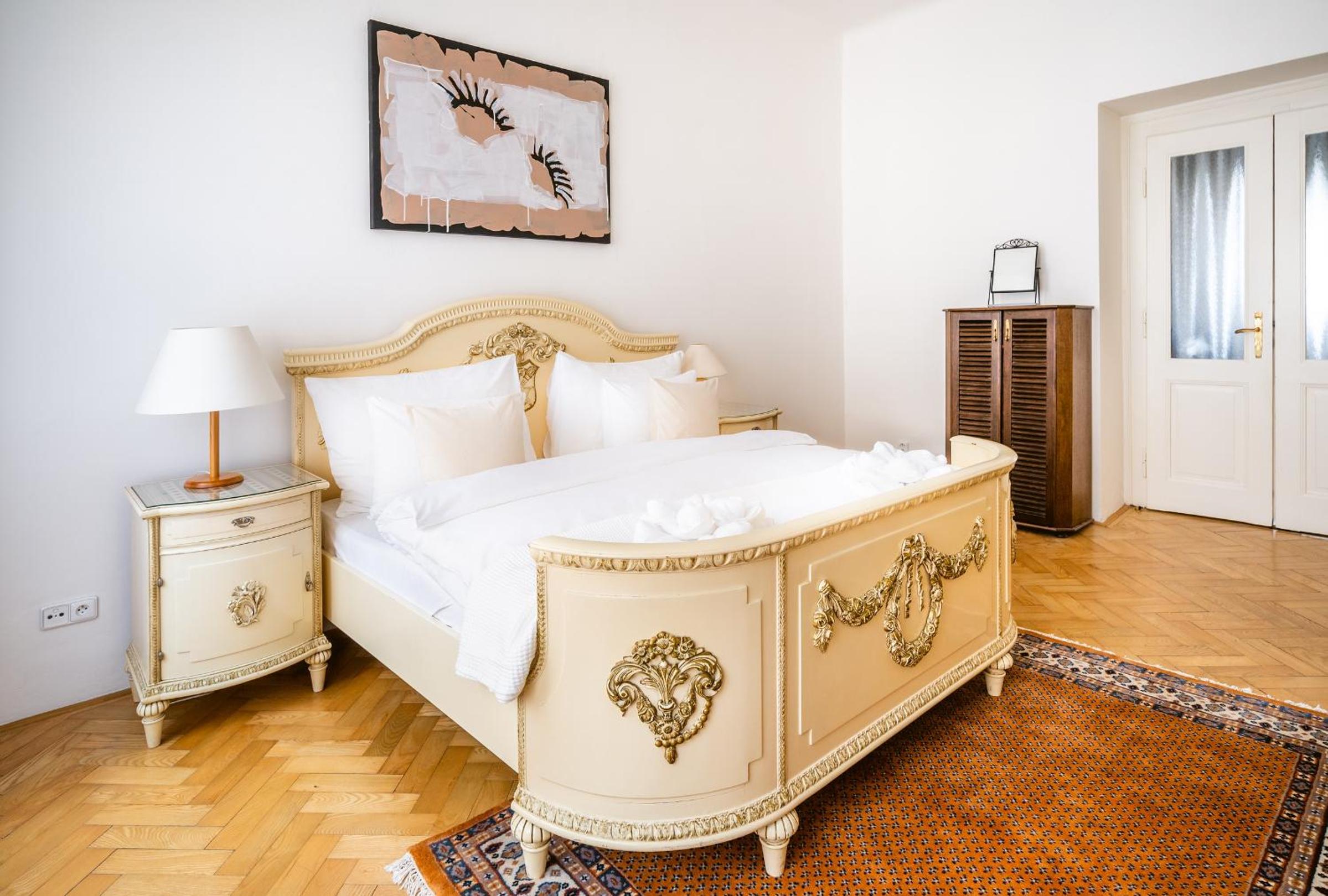 Kafka Apartment 4BR+2bath Old Town