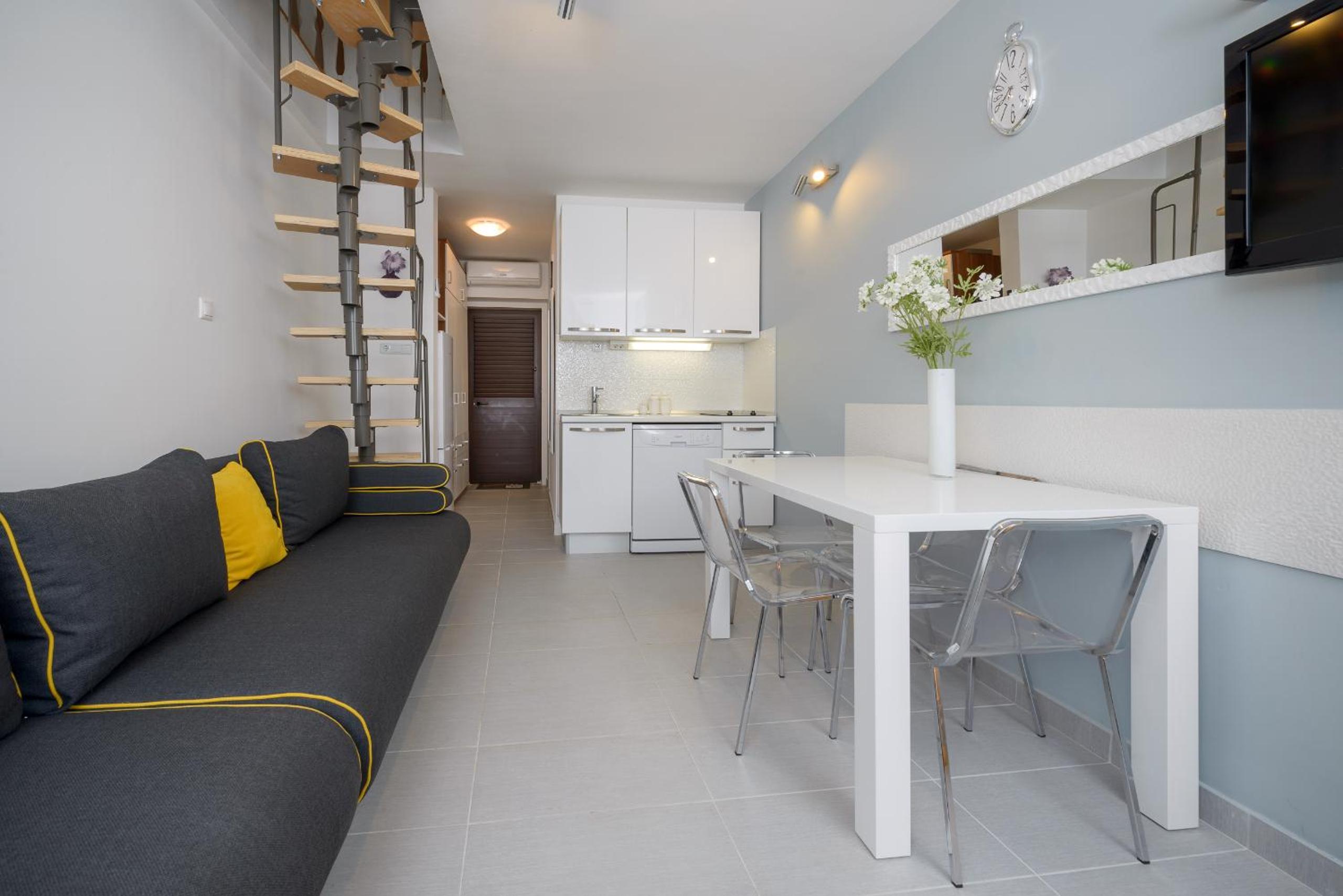 TOP LOCATION! BEACH & CENTER APT 4 view 4