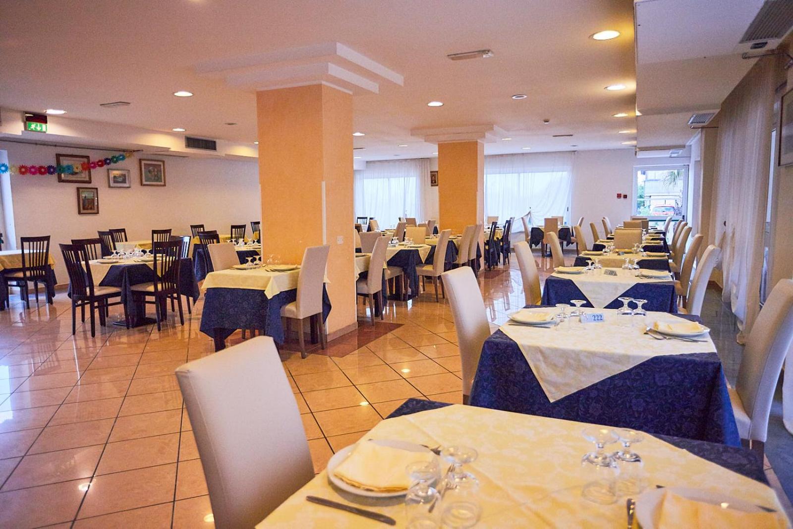 Hotel Rivadoro-Spiaggia ombrellone e lettini-Piscina-Parcheggio