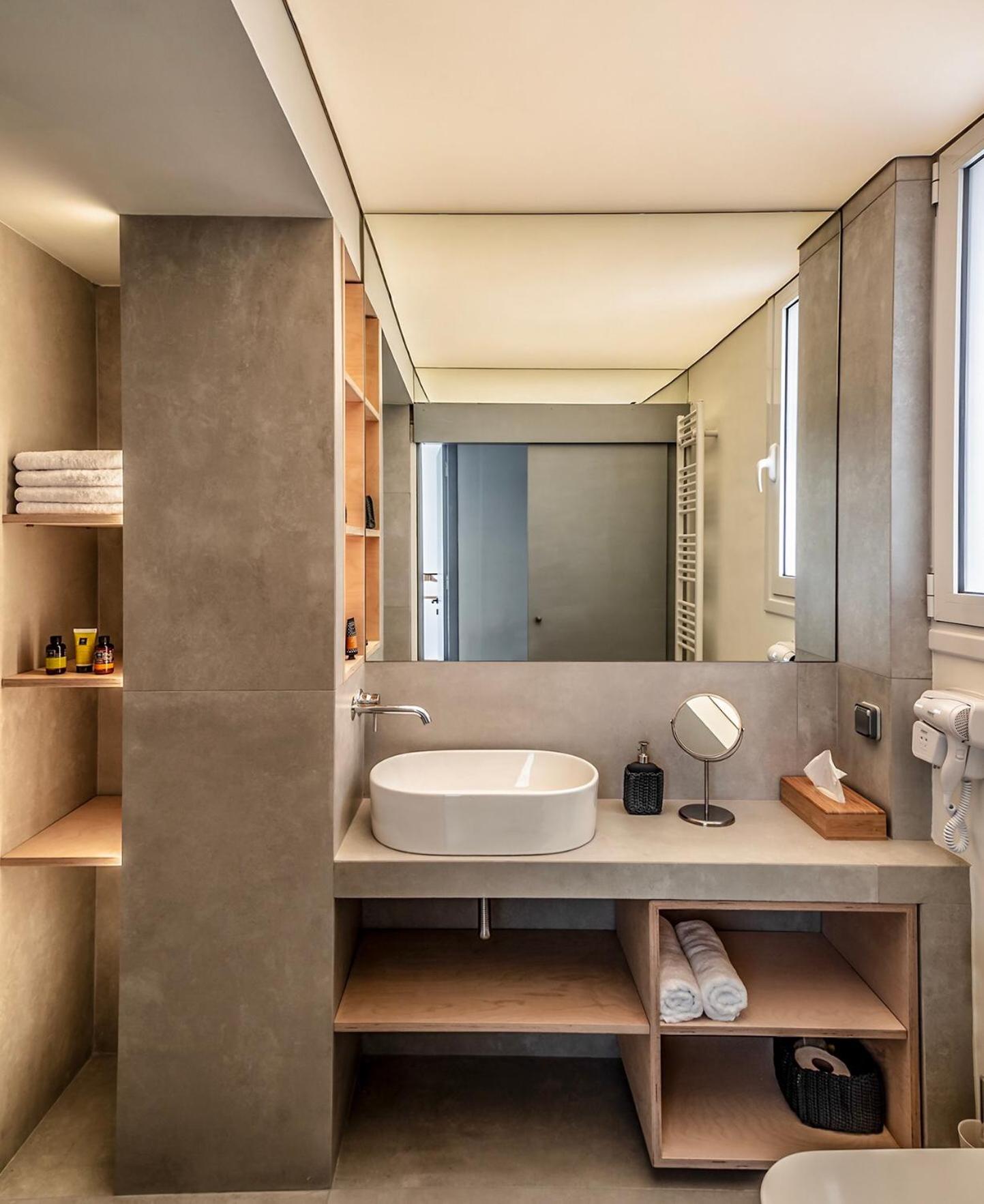 Peripatos apartment