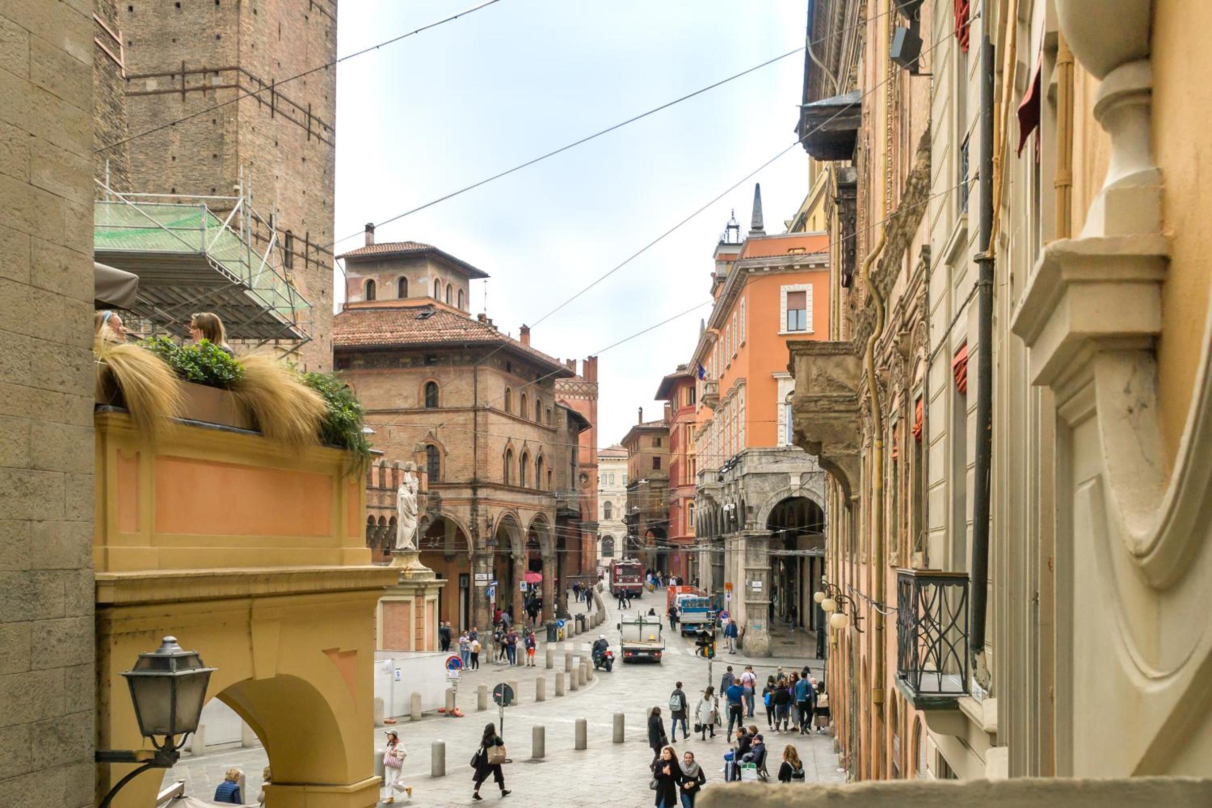 Sphera Bologna, Design Suite under the Two Towers view 5