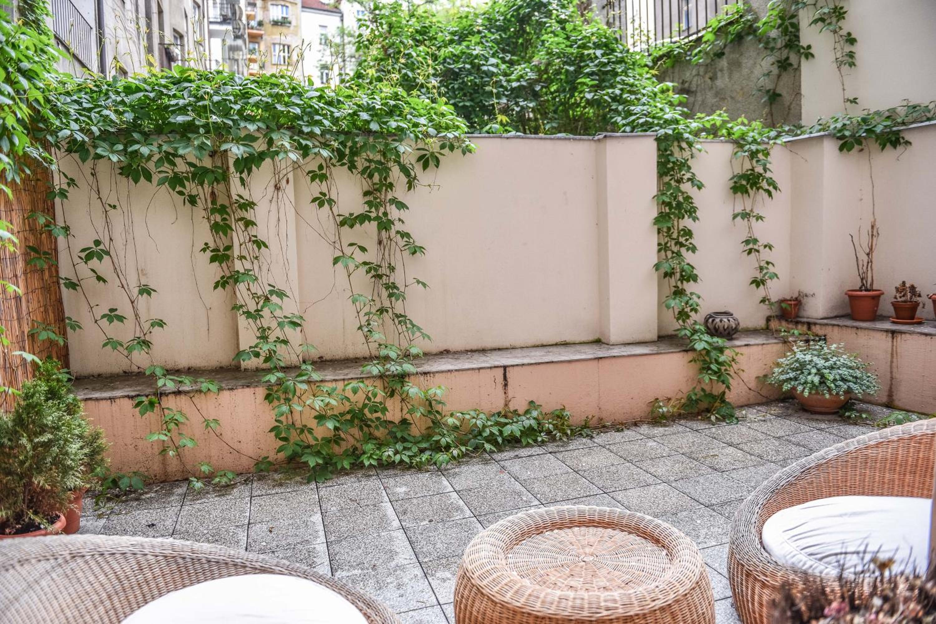 Quiet apartment in the city center with own terrace