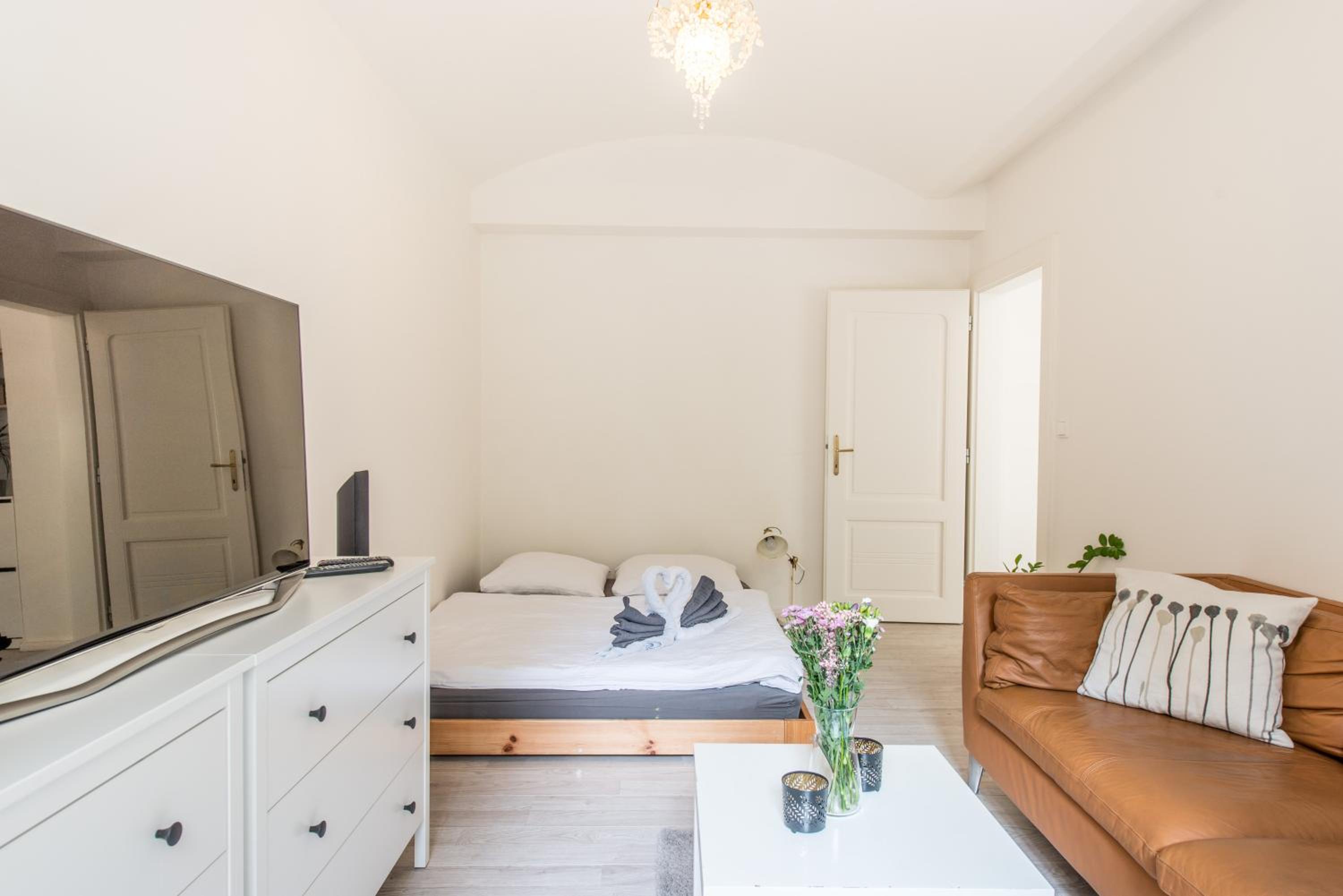 Quiet apartment in the city center with own terrace