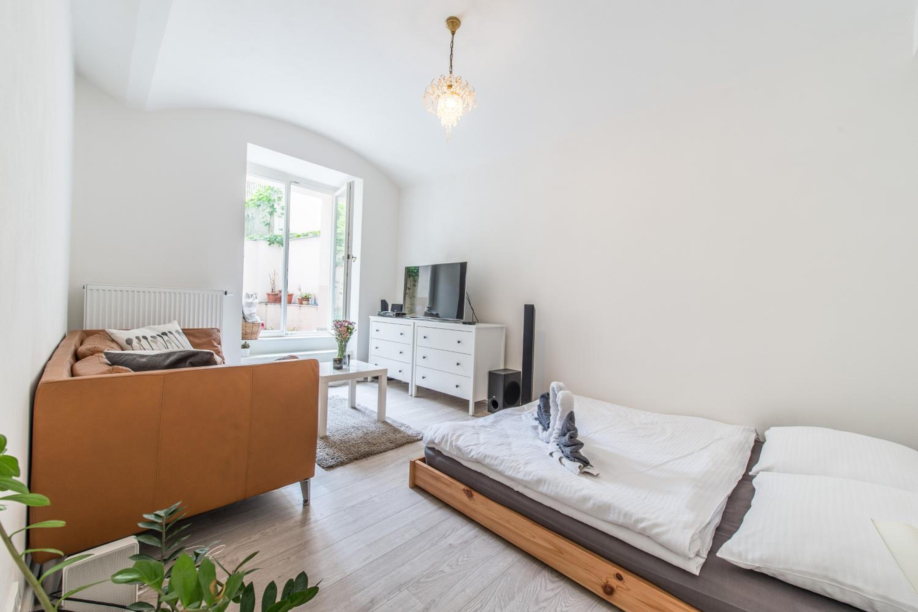 Quiet apartment in the city center with own terrace