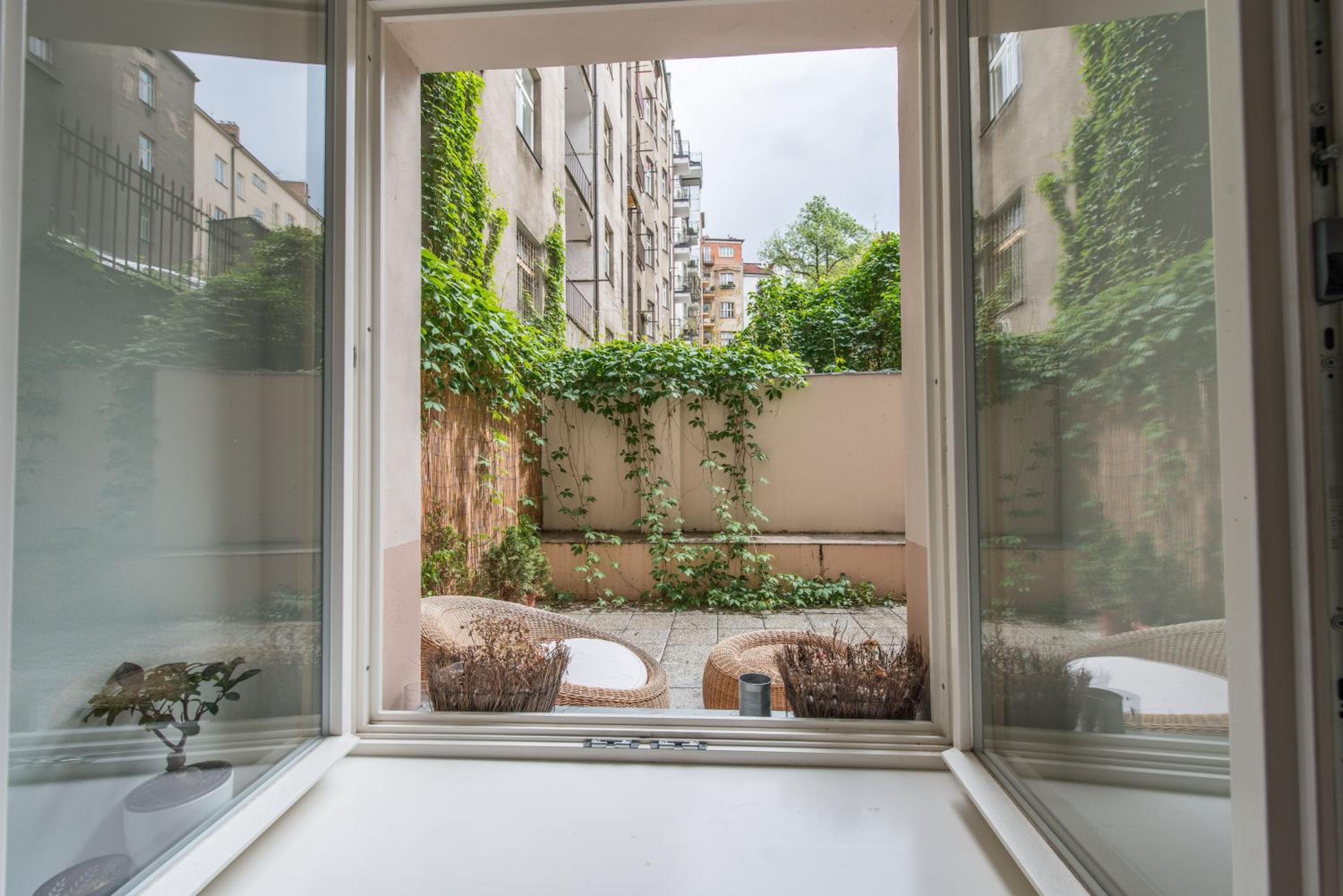 Quiet apartment in the city center with own terrace