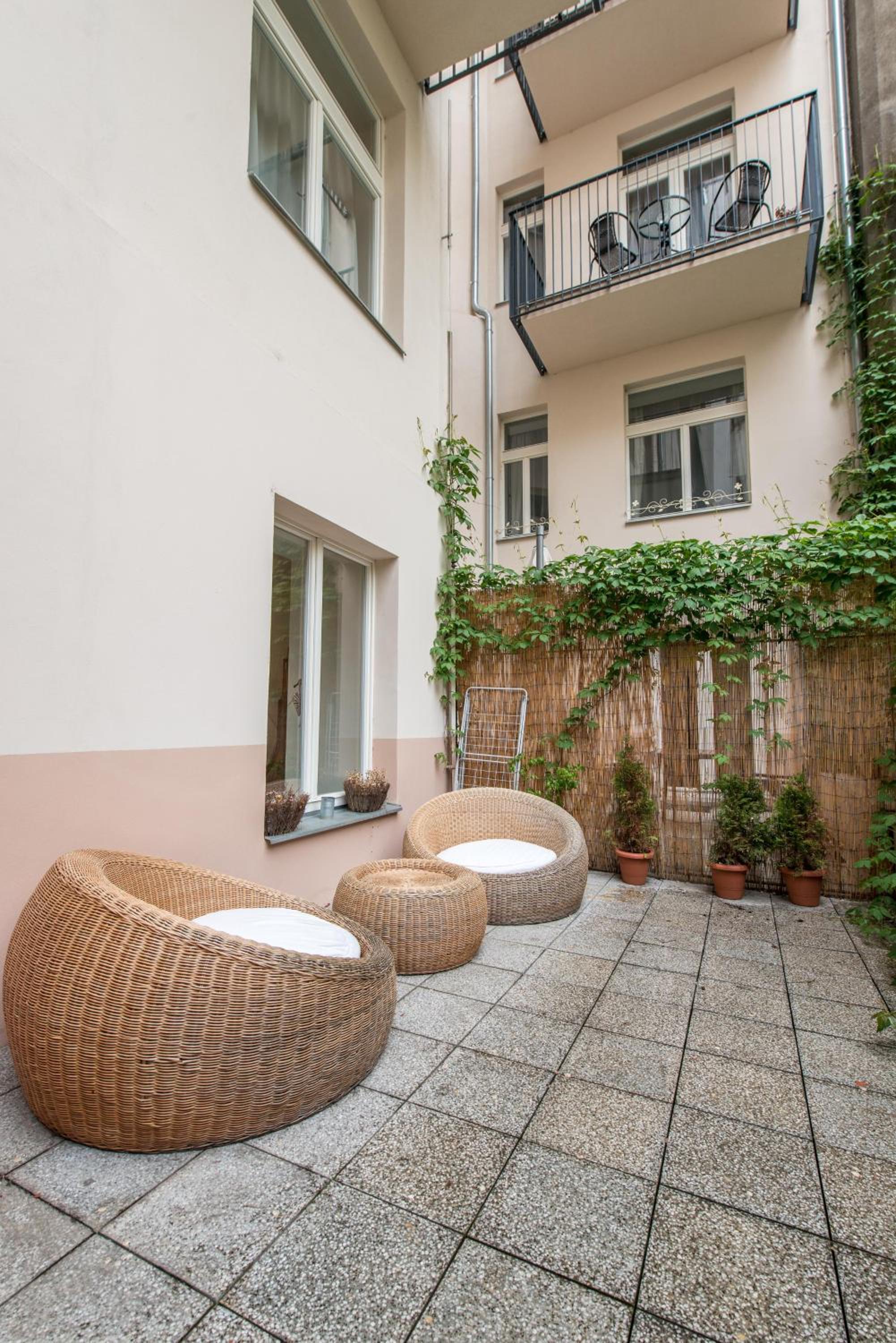 Quiet apartment in the city center with own terrace