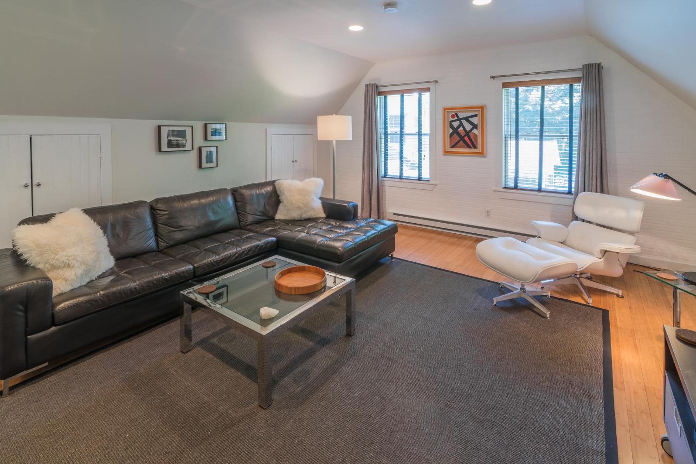Kingston Vacations - The Carriage House Loft - Property Image 27