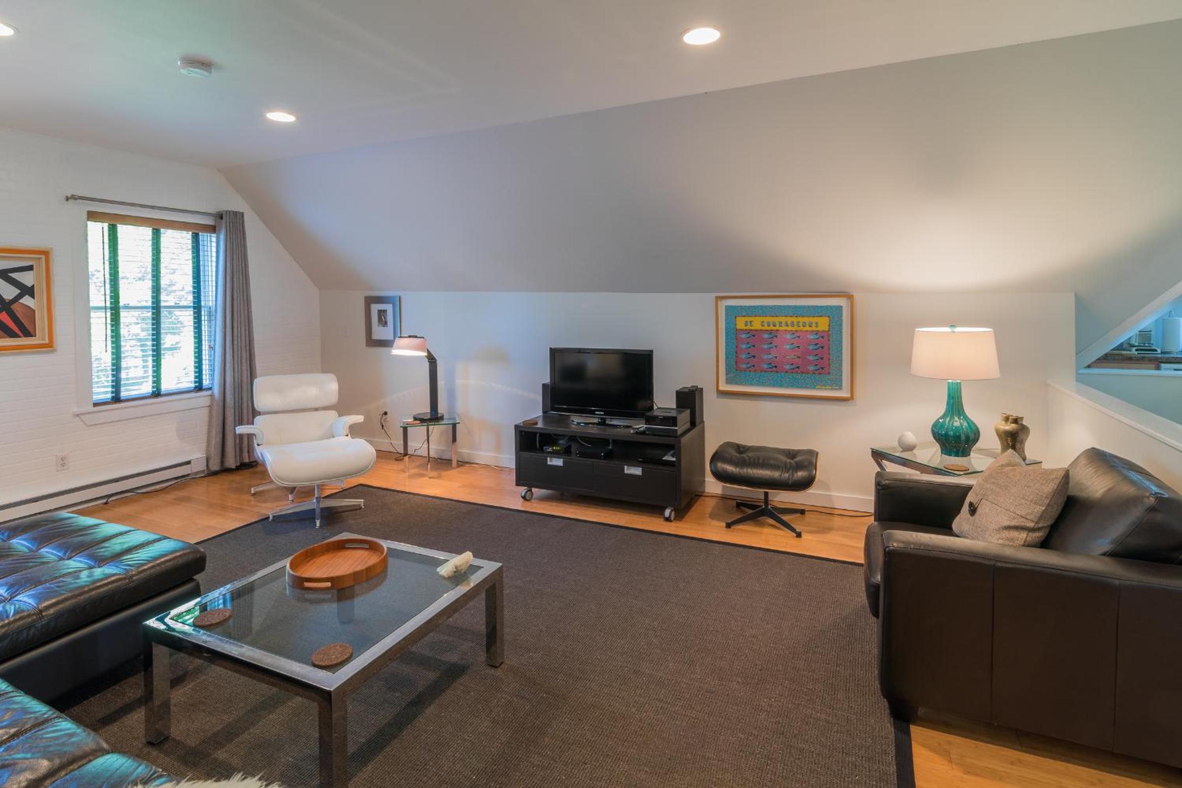 Kingston Vacations - The Carriage House Loft - Property Image 28