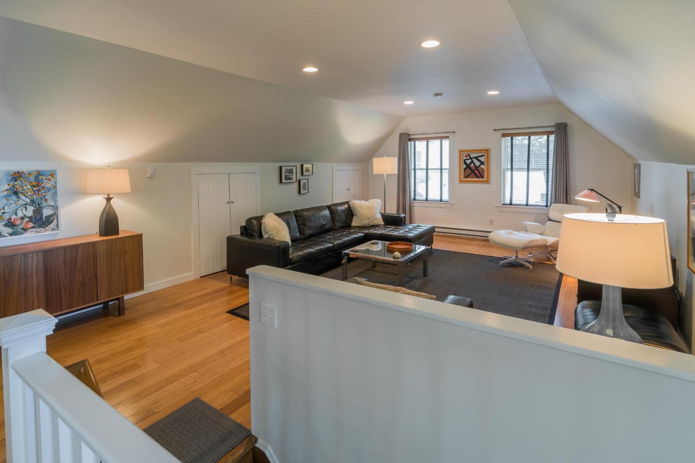 Kingston Vacations - The Carriage House Loft - Property Image 26