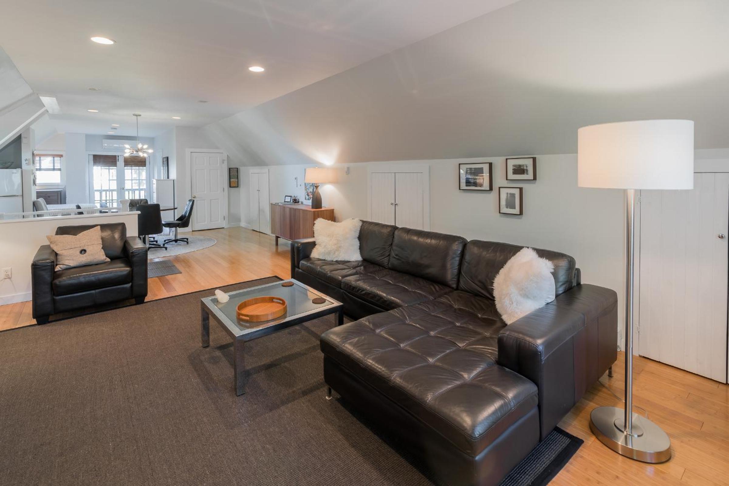 Kingston Vacations - The Carriage House Loft - Property Image 30