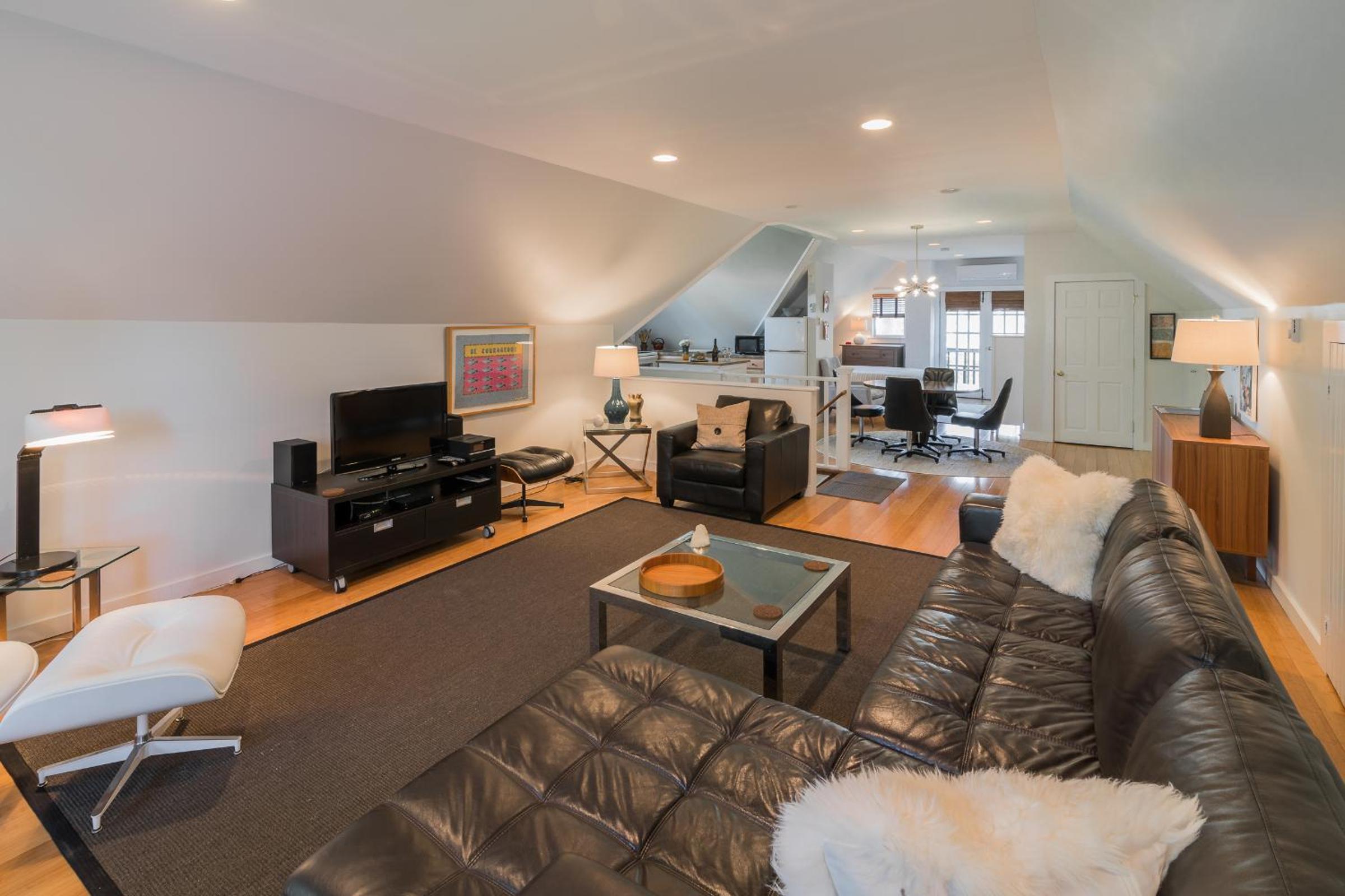 Kingston Vacations - The Carriage House Loft - Property Image 33