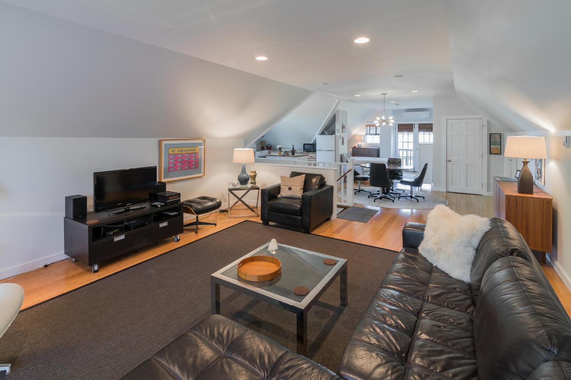 Kingston Vacations - The Carriage House Loft - Property Image 31